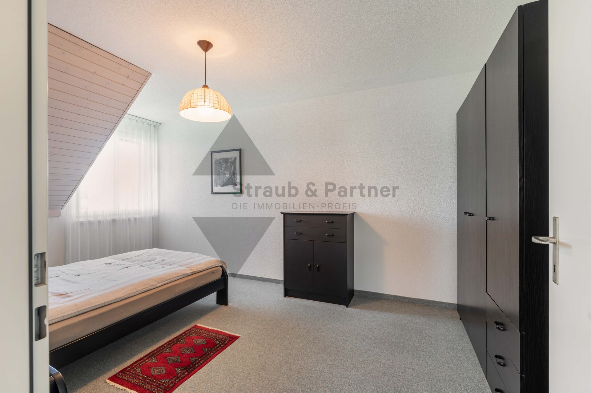 Schlichtes Dachgeschoss-Schlafzimmer