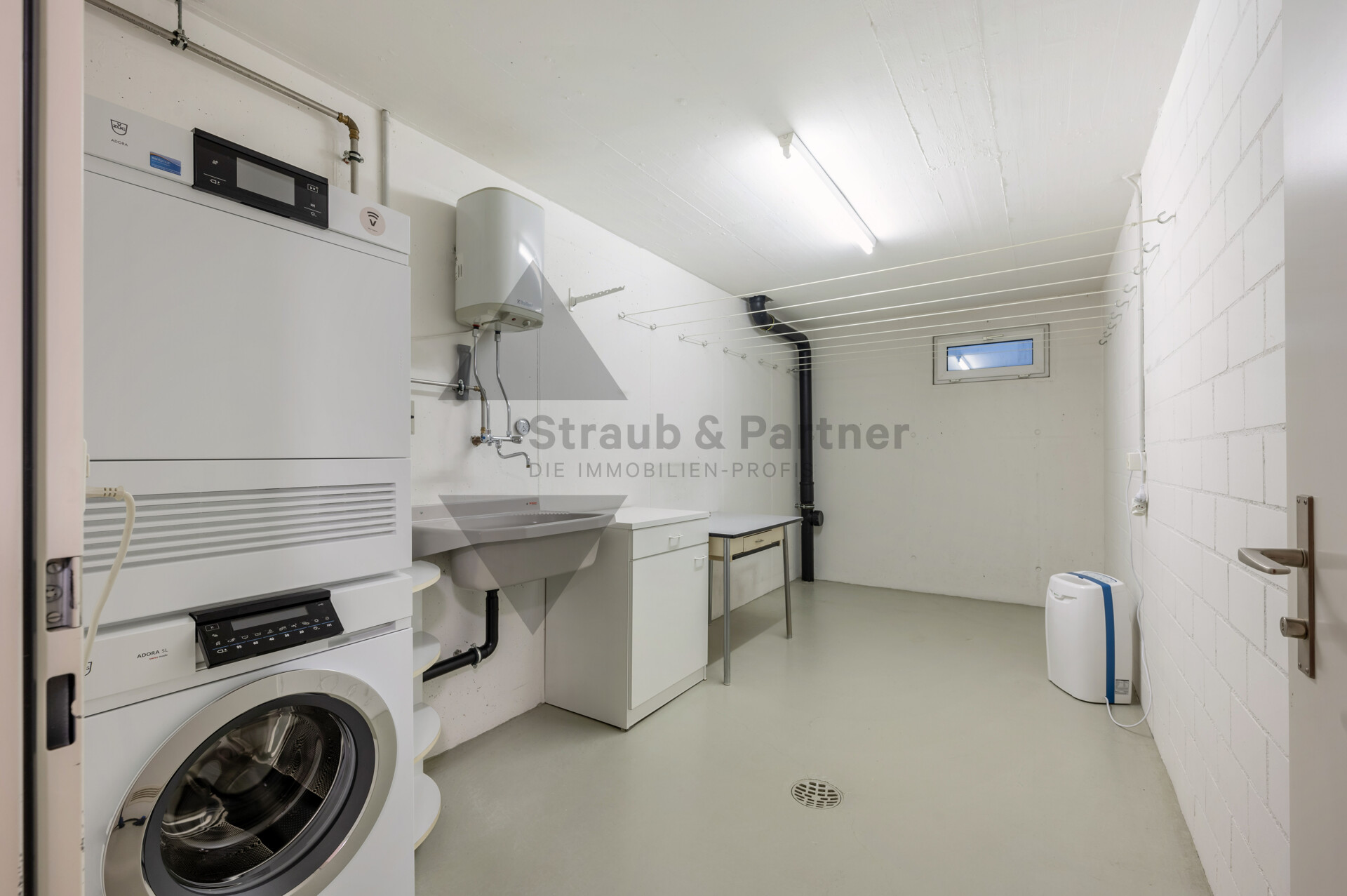 Hauswirtschafts-/Technikraum mit Waschmaschine und Haustechnik