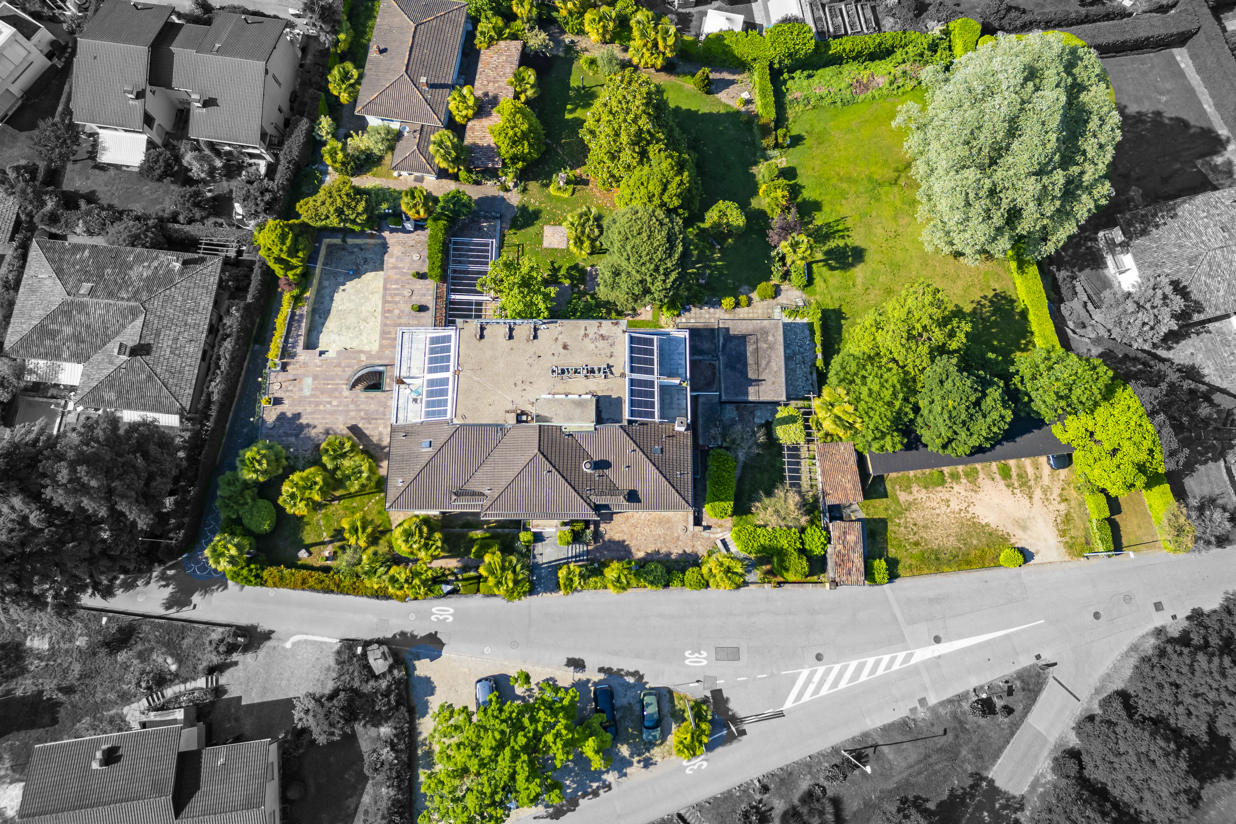 Luftaufnahme eines großzügigen Wohngrundstücks mit Villa und Garten
