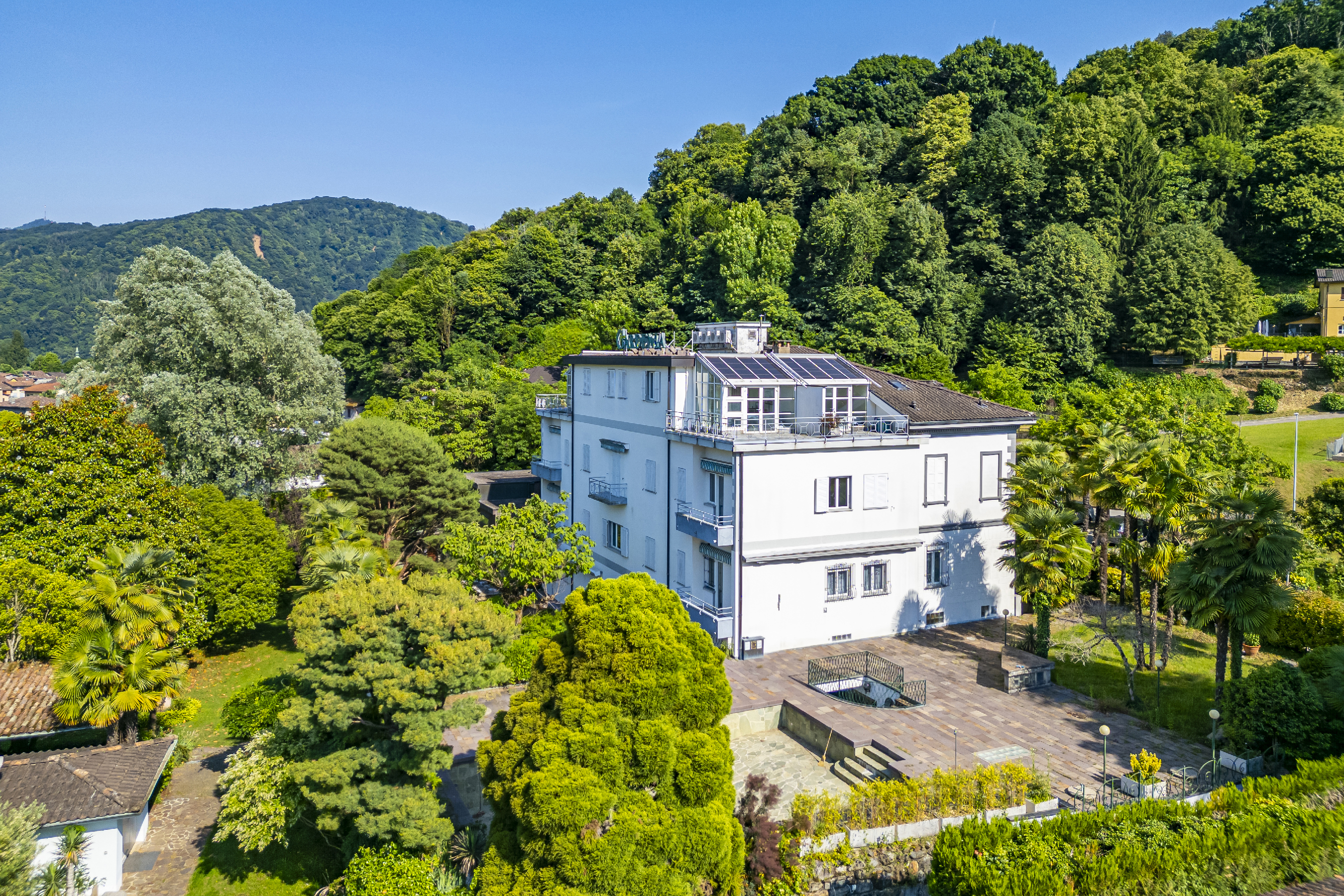 Villa in grüner Hanglage