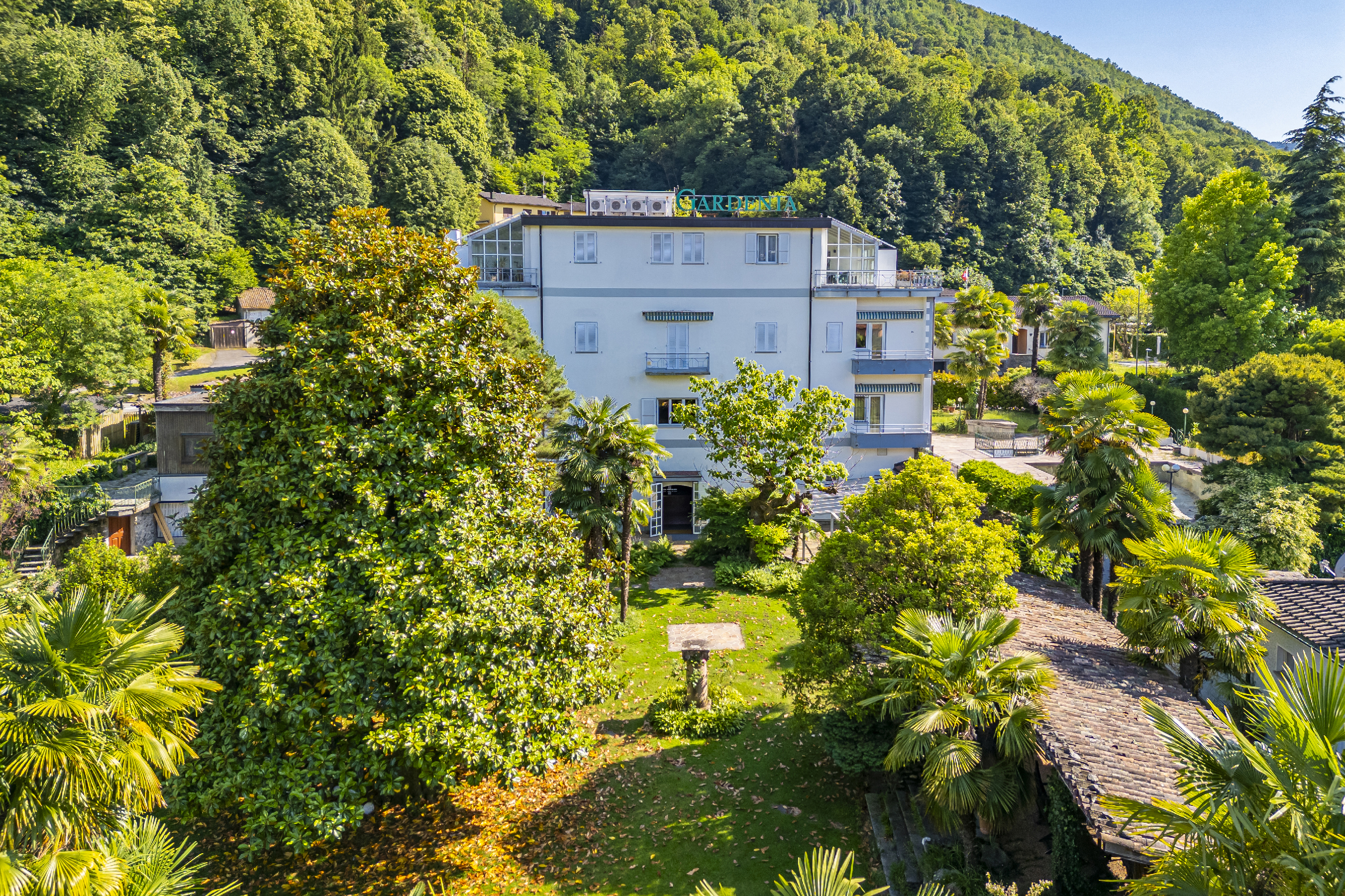 Hotelgebäude in grüner Hanglage