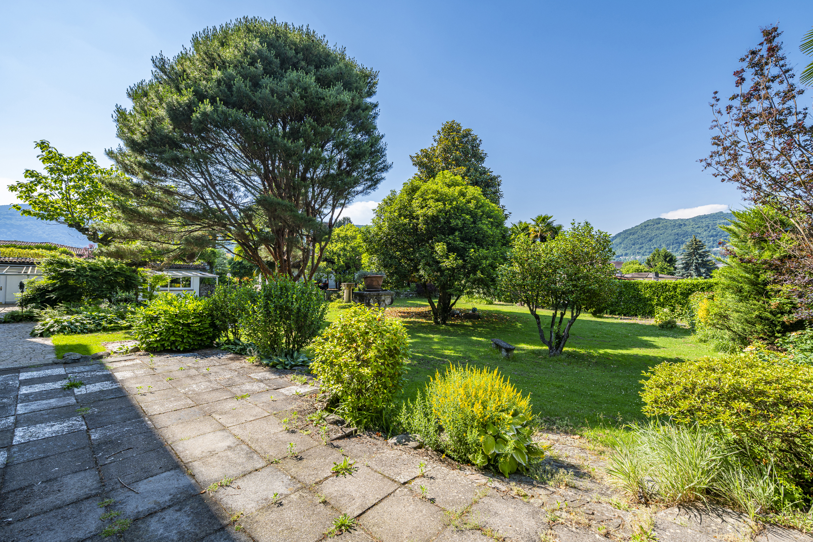 Großer gepflegter Garten mit Bergblick