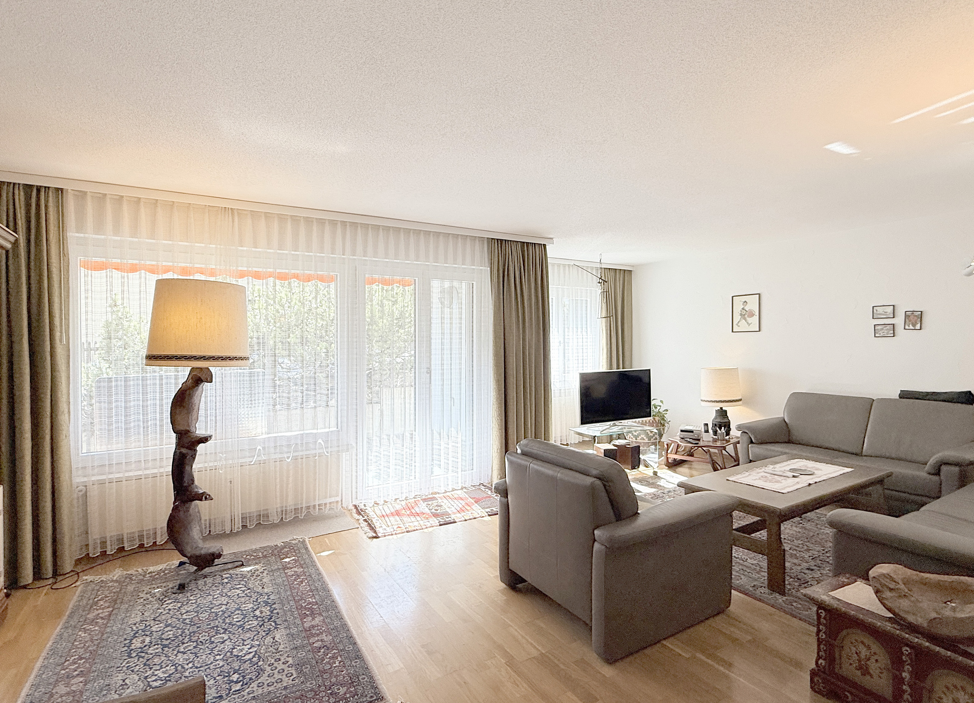 Helles Wohnzimmer mit großen Fenstern
