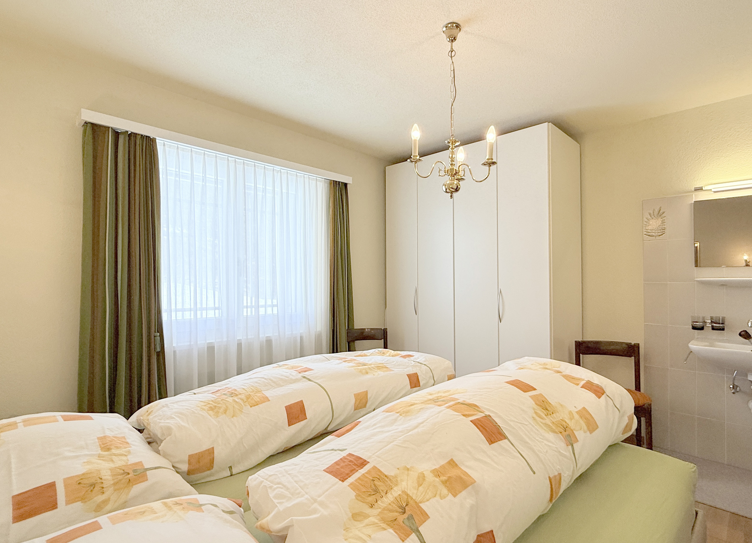 Gemütliches Schlafzimmer mit zwei Betten