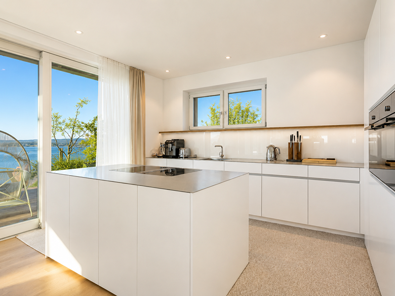 Moderne helle Küche mit Meerblick