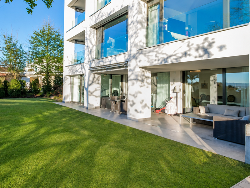 Moderne Hausfassade mit Garten und Terrasse
