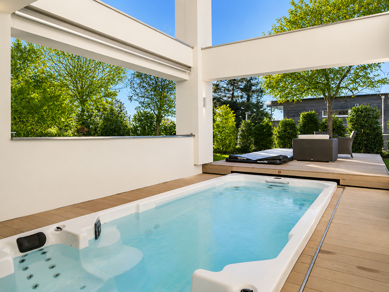 Überdachte Terrasse mit Whirlpool