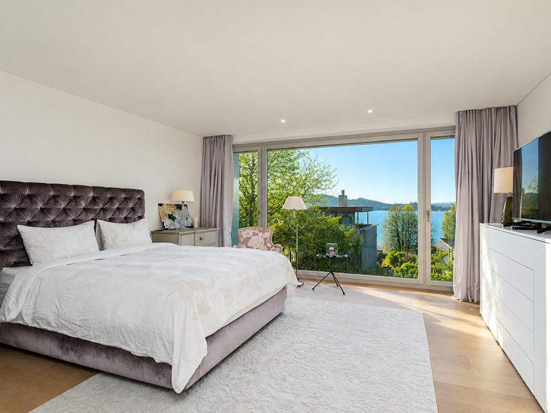 Helles Schlafzimmer mit Panoramablick