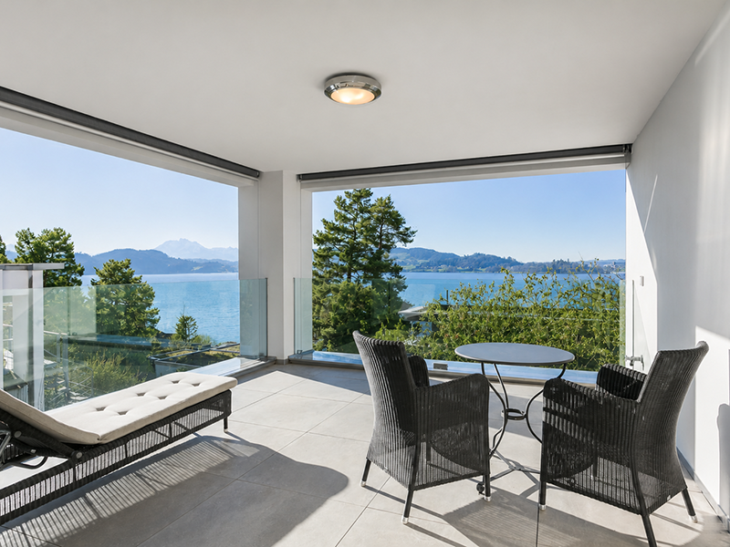 Überdachte Terrasse mit Seeblick