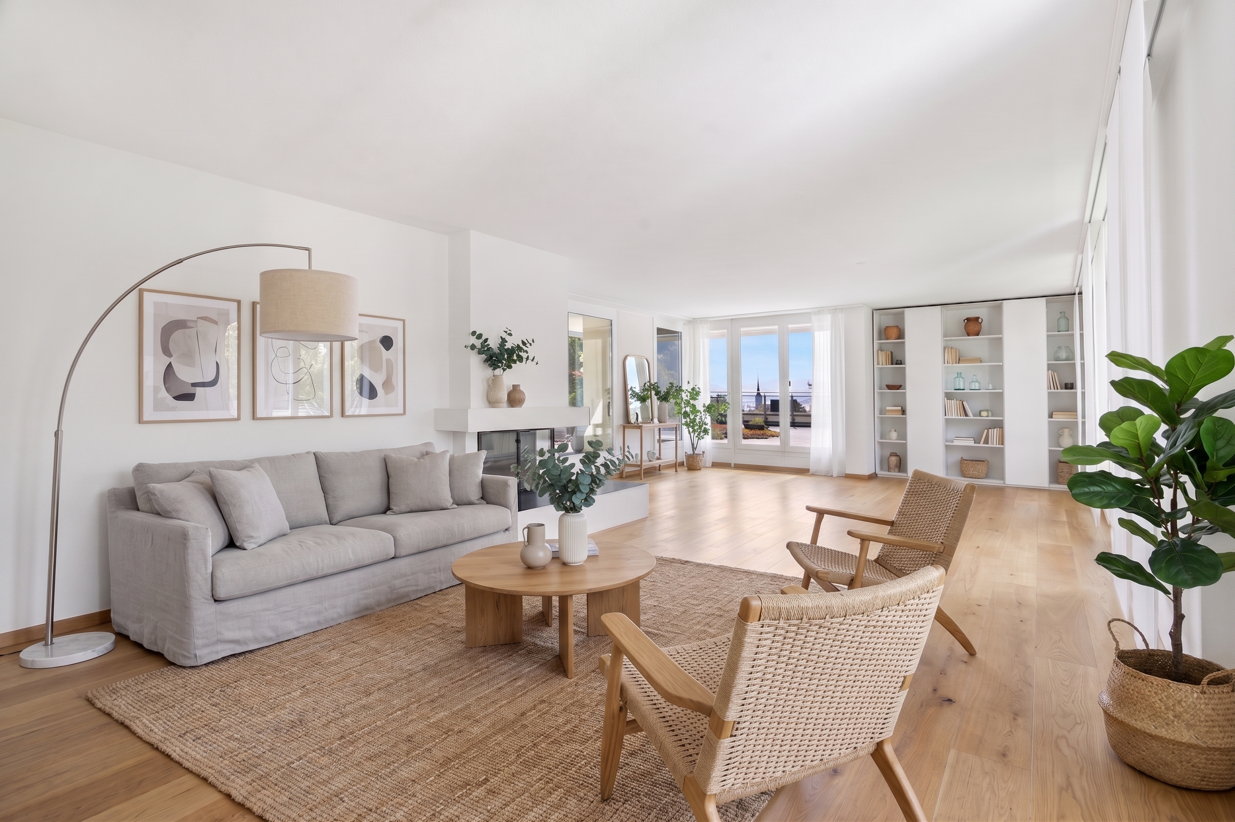 Helles, minimalistisches Wohnzimmer mit Blick ins Freie
