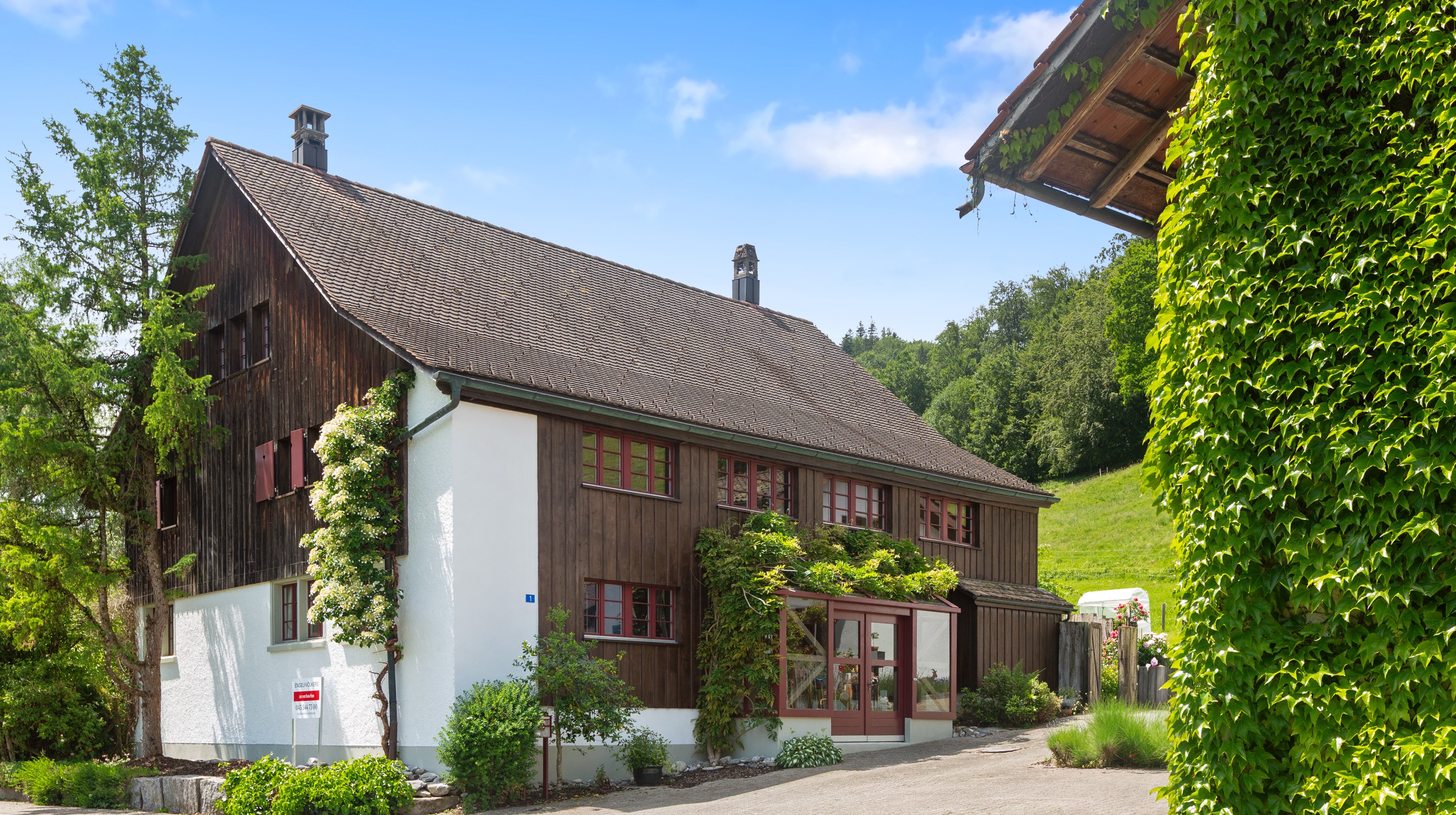 Ländliches Holzhaus mit Satteldach