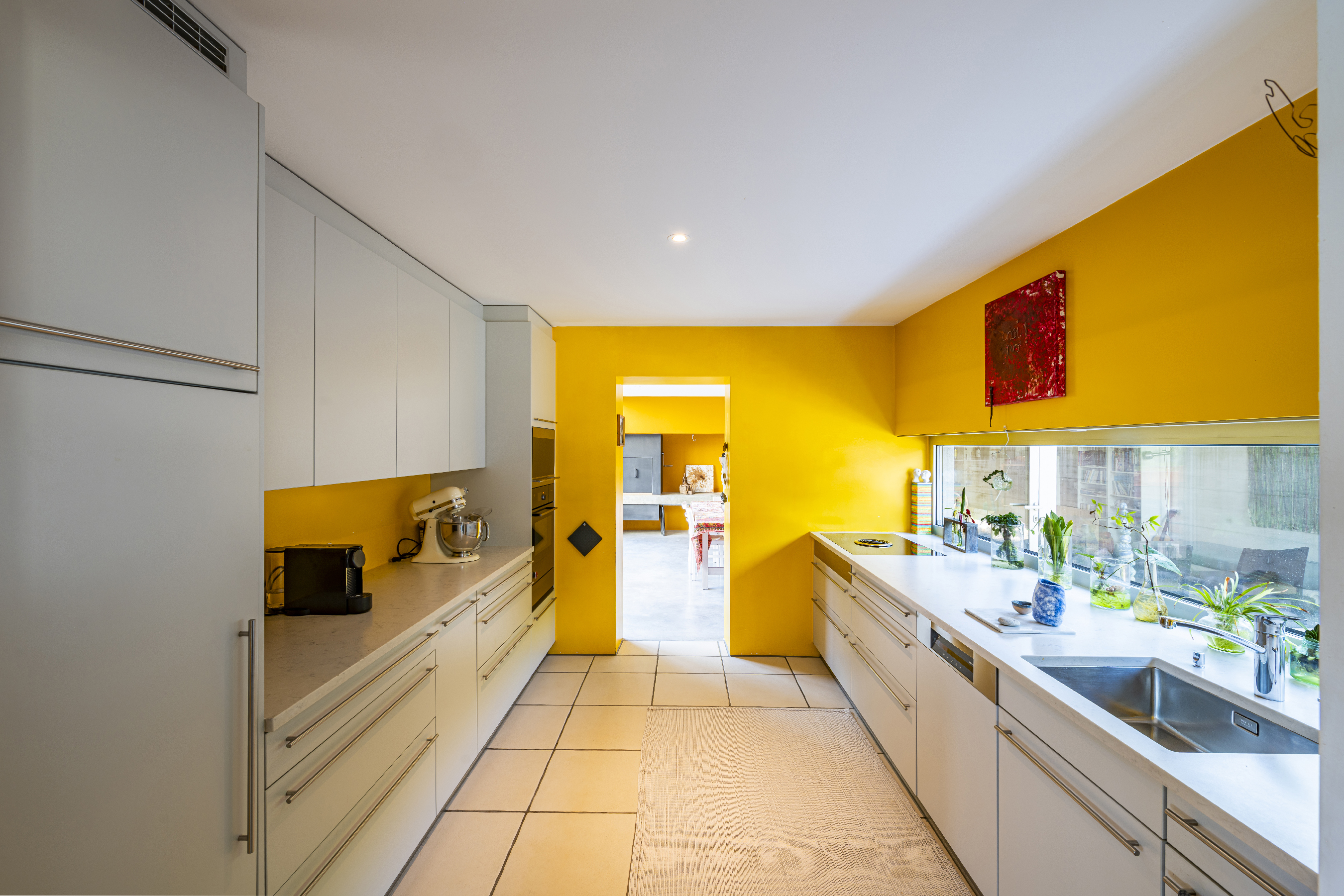 Moderne Küche mit kräftiger gelber Wand
