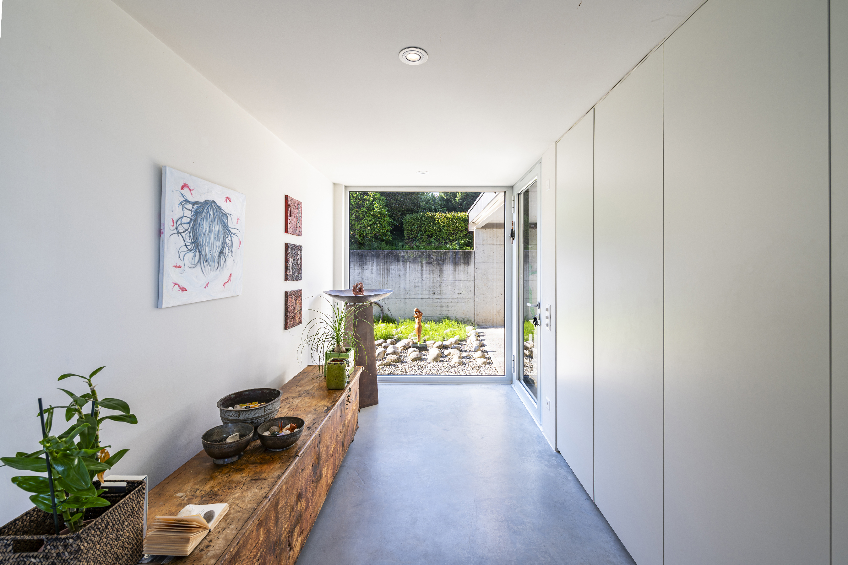 Heller Flur mit Blick in den Garten