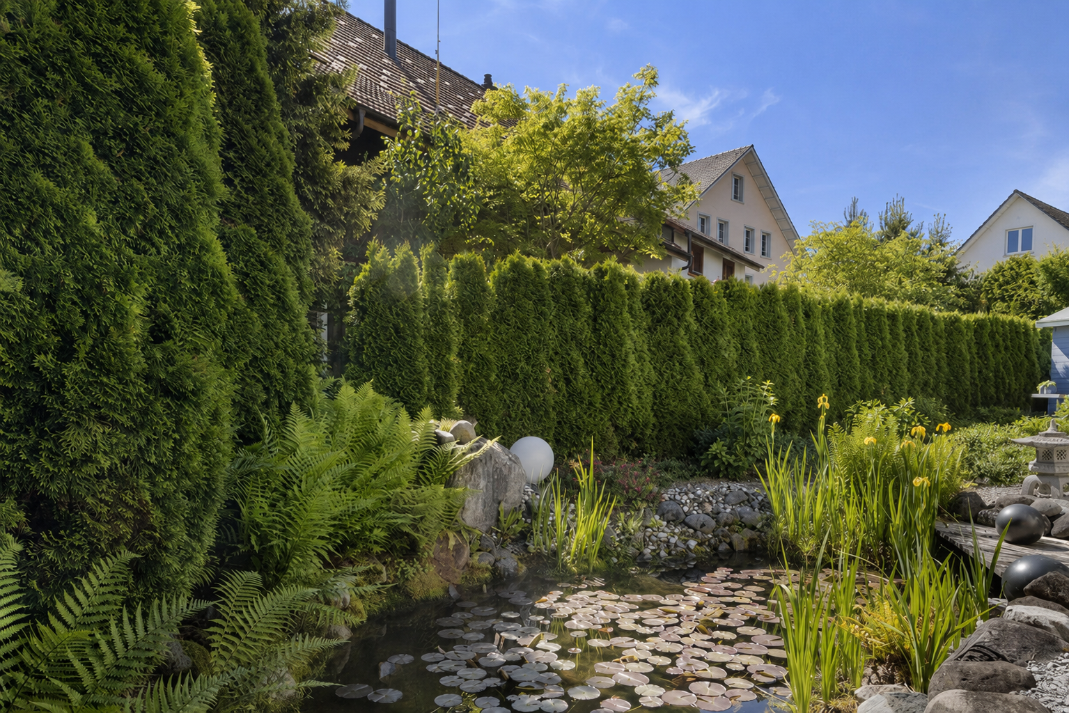 Garten mit Teich und dichter Begrünung