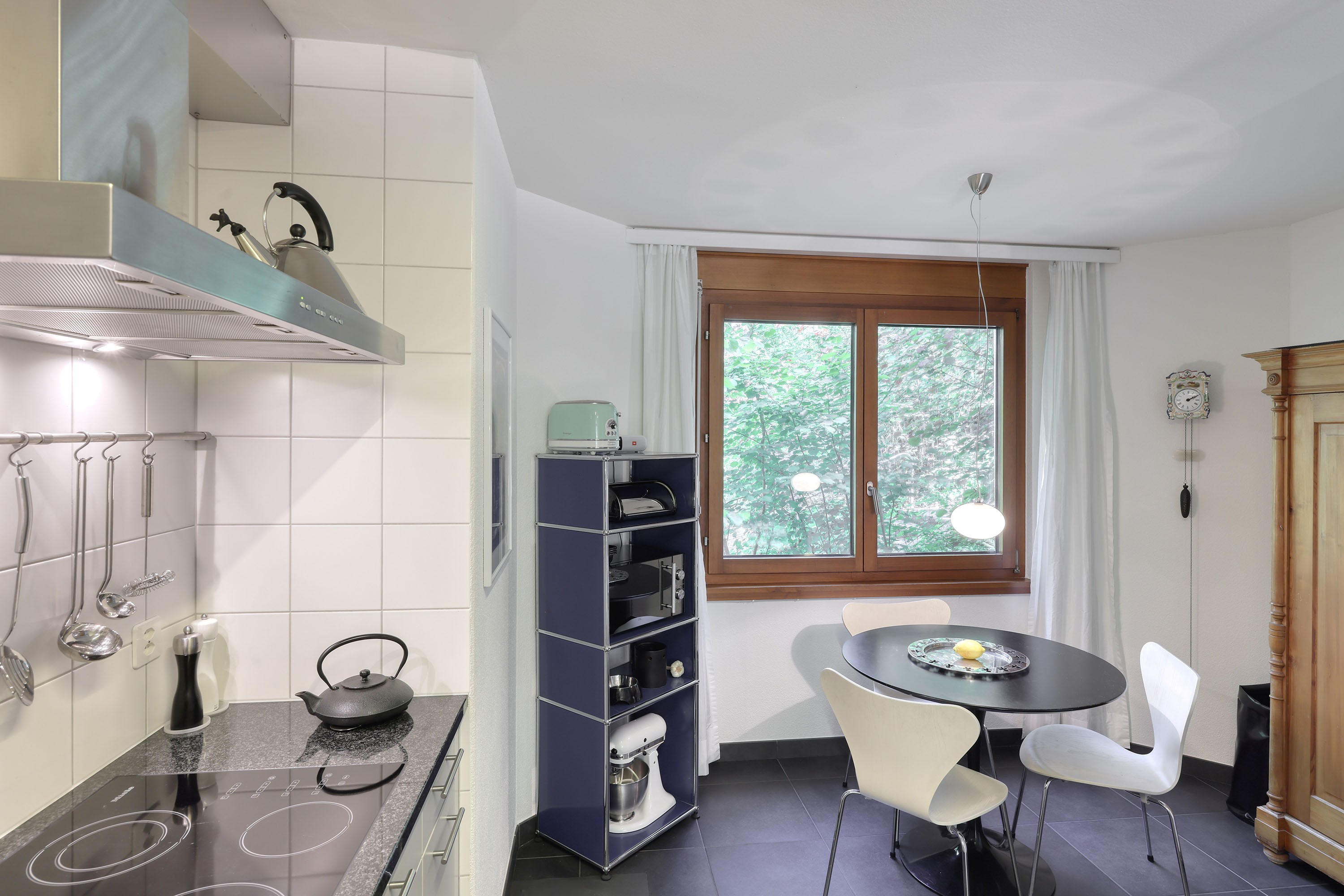 Moderne Küche mit kleinem Essbereich