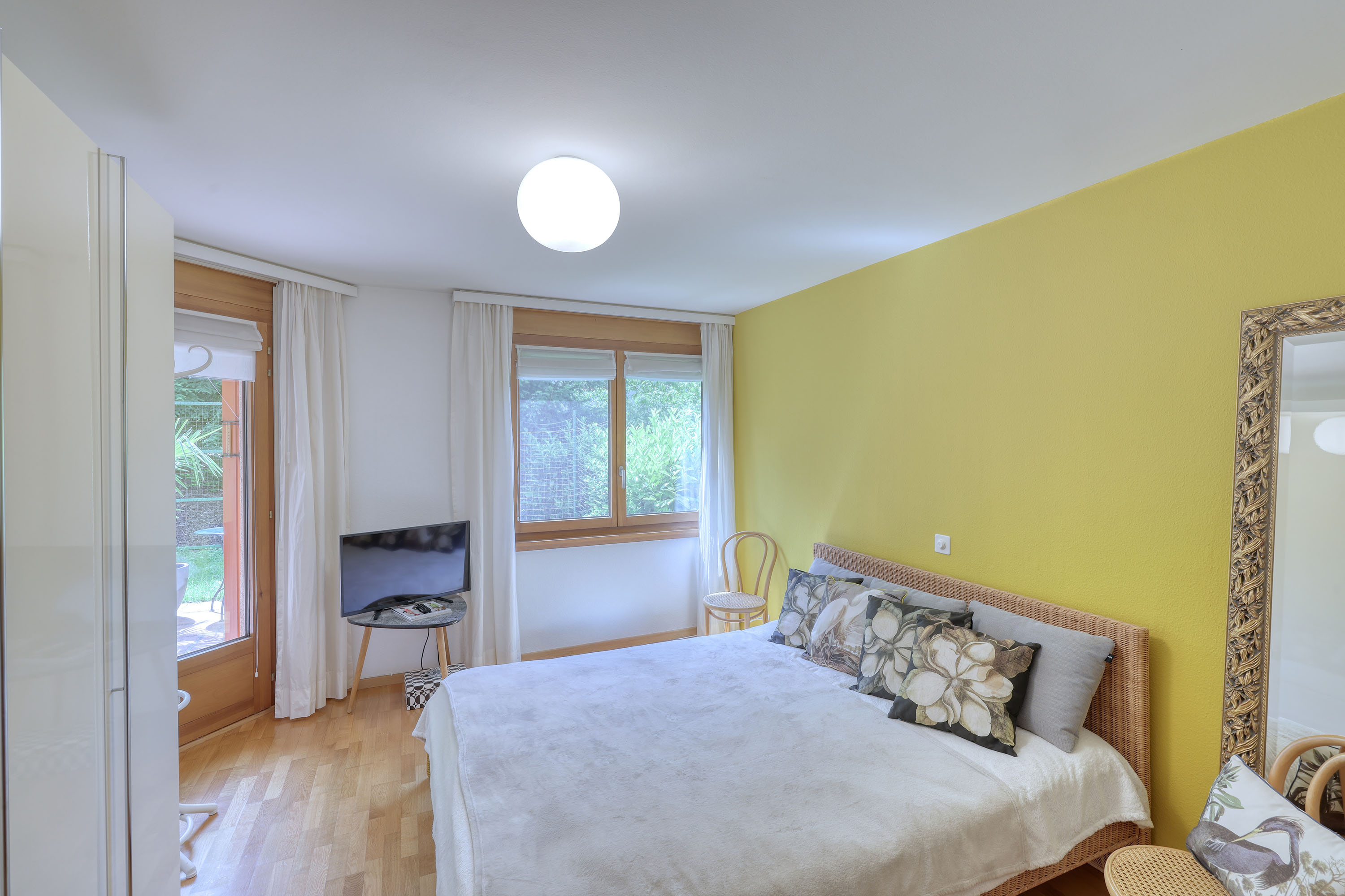 Helles Schlafzimmer mit Balkonzugang