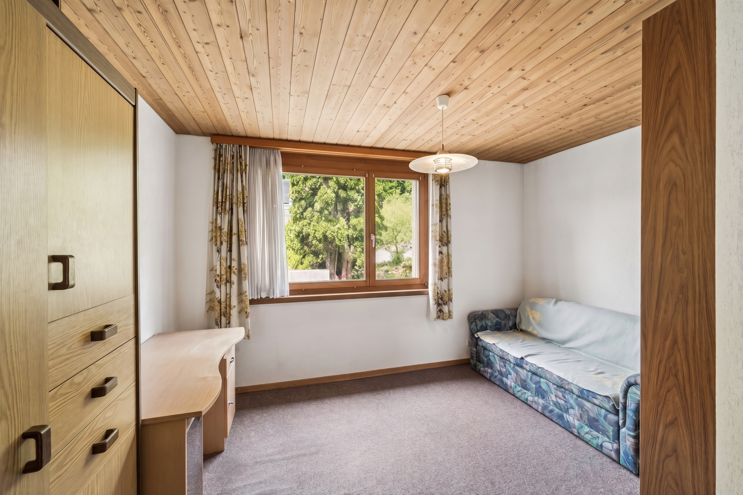 Kleines Schlafzimmer mit Holzdecke