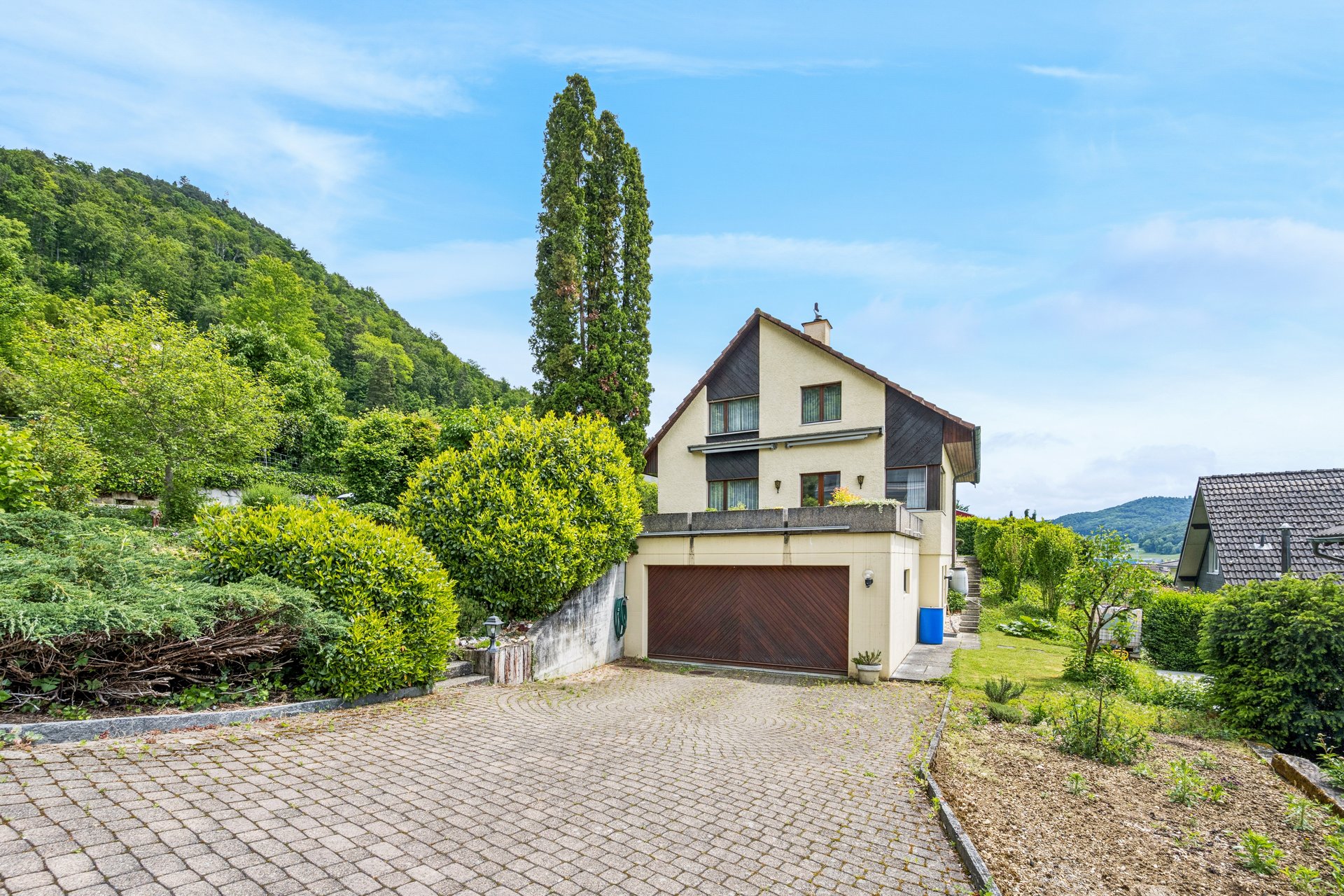 Haus mit Zufahrt und Garten in Hanglage