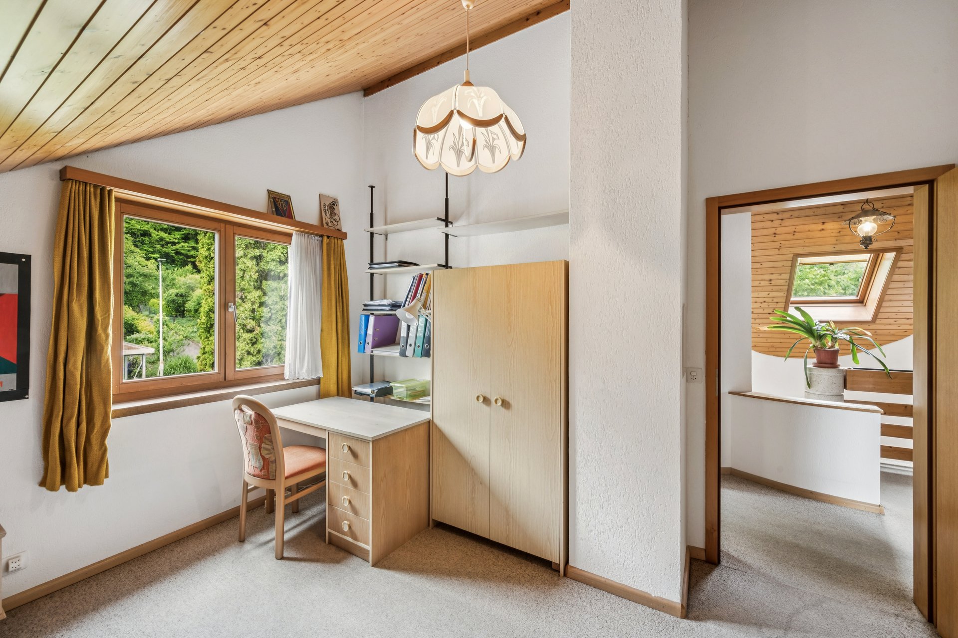 Helles Arbeitszimmer mit Holzdecke