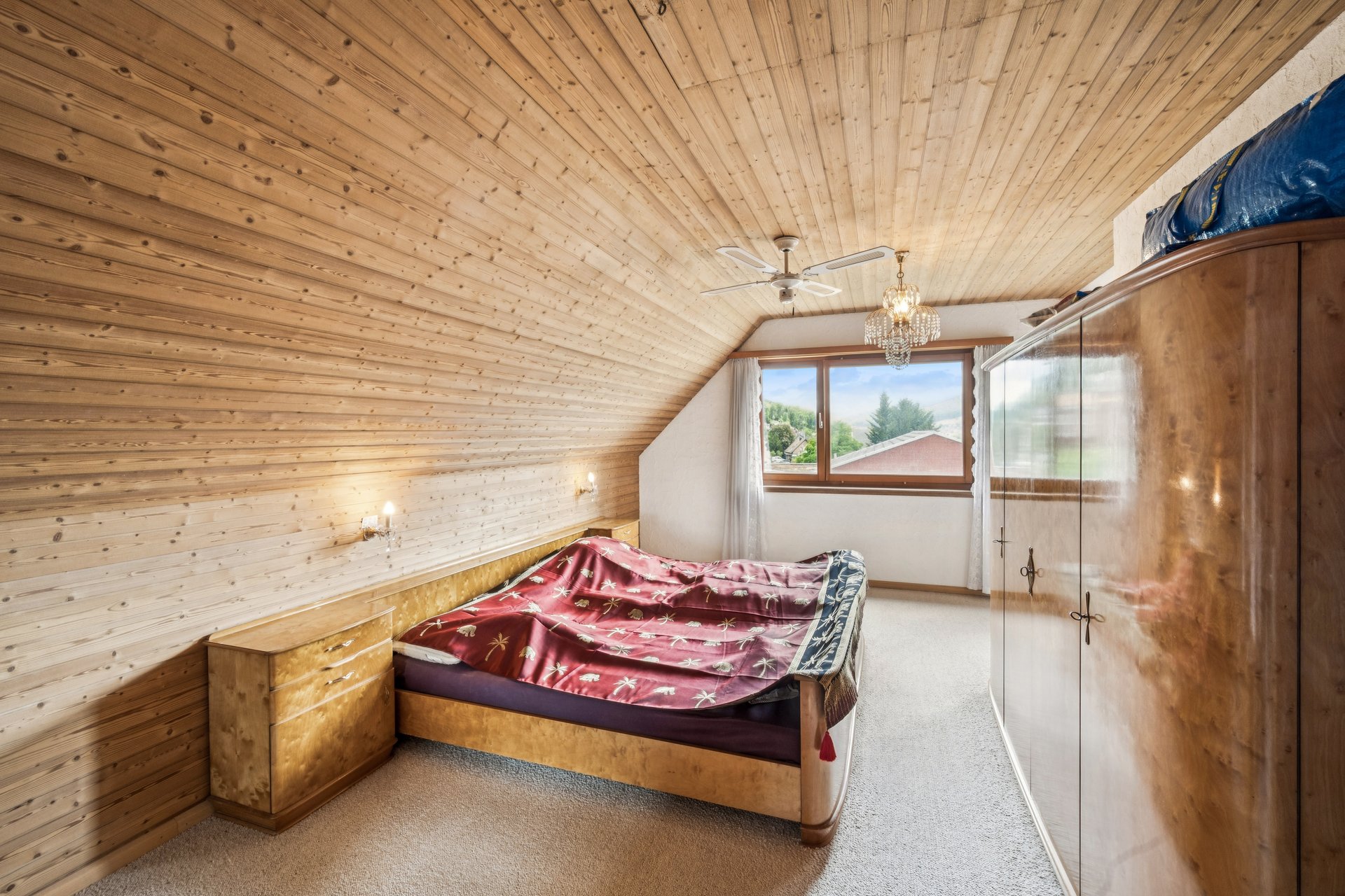 Dachgeschoss-Schlafzimmer mit Holzvertäfelung