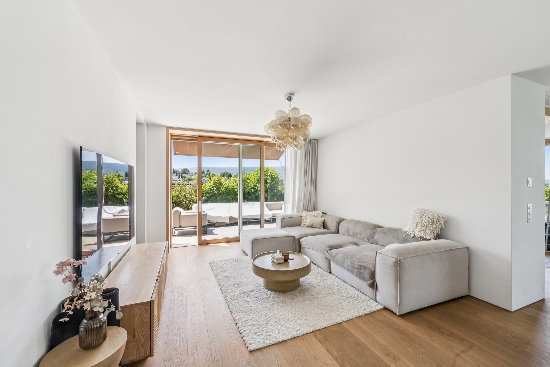 Heller moderner Wohnraum mit Balkonblick