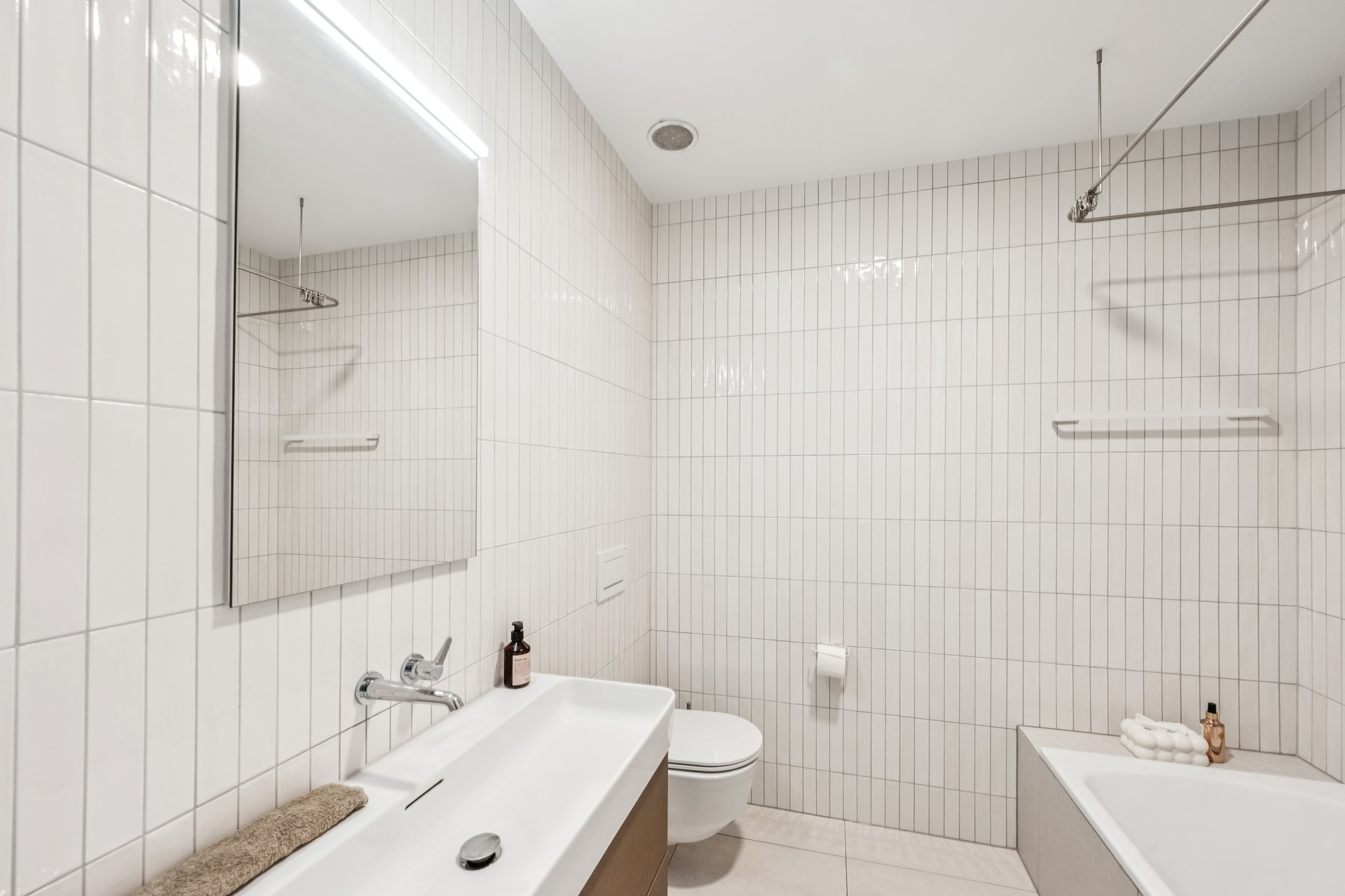 Modernes Bad mit Dusche und Wanne