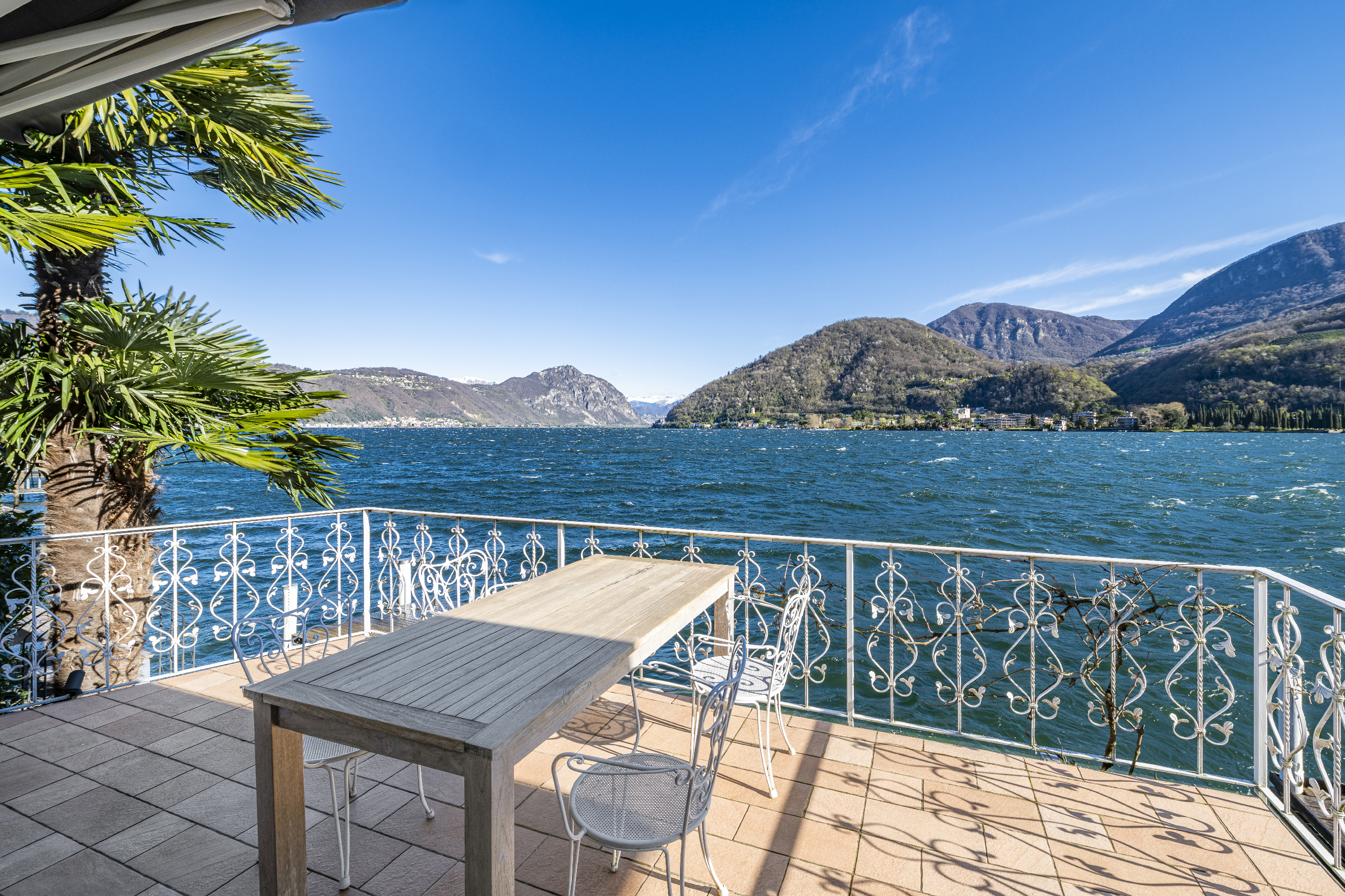 Seeterrasse mit Blick auf Berge
