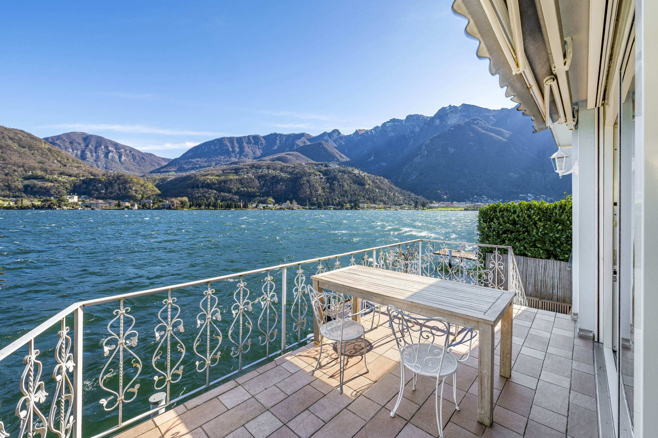 Seebalkon mit Bergblick