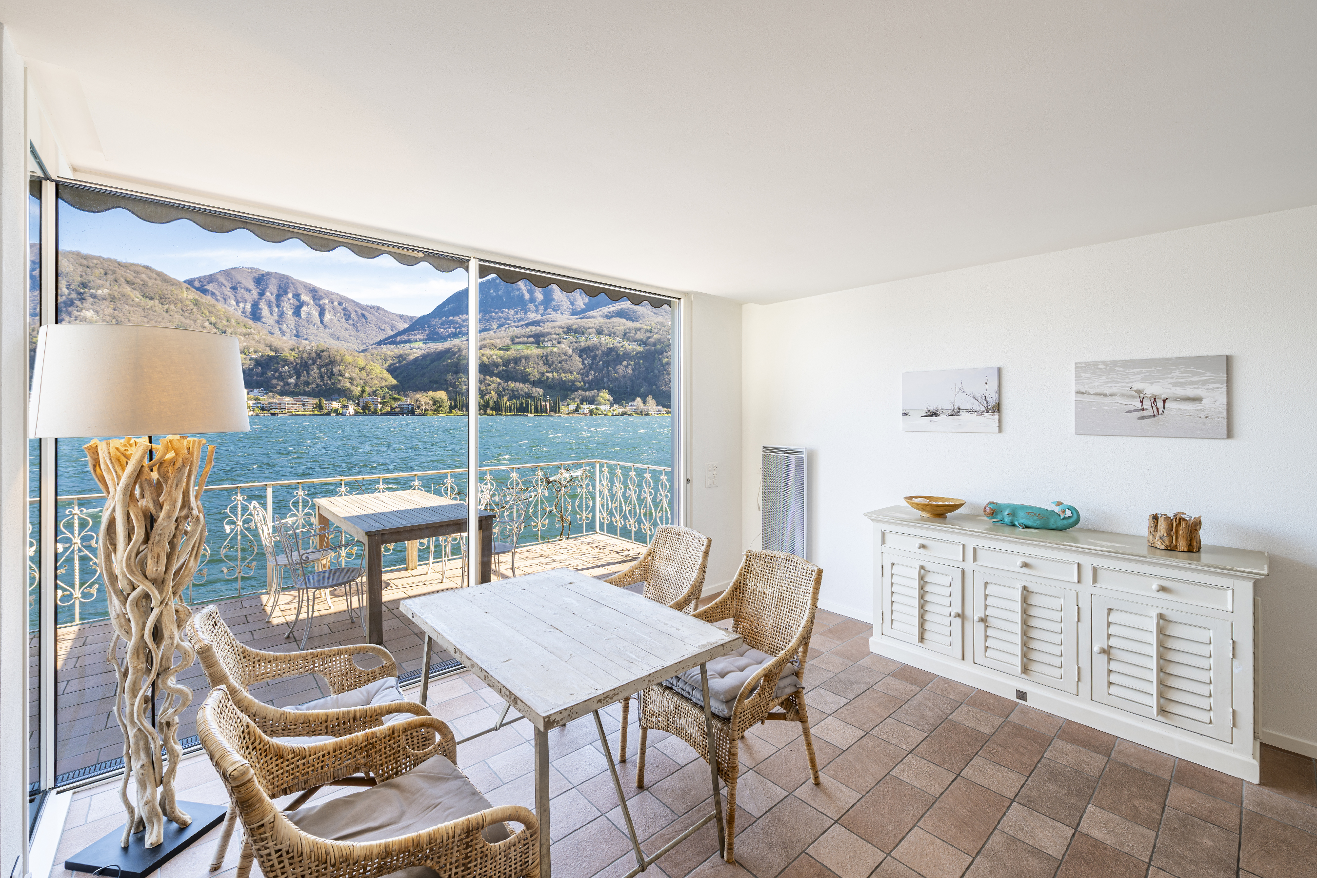 Wohnraum mit Seeblick und Terrasse