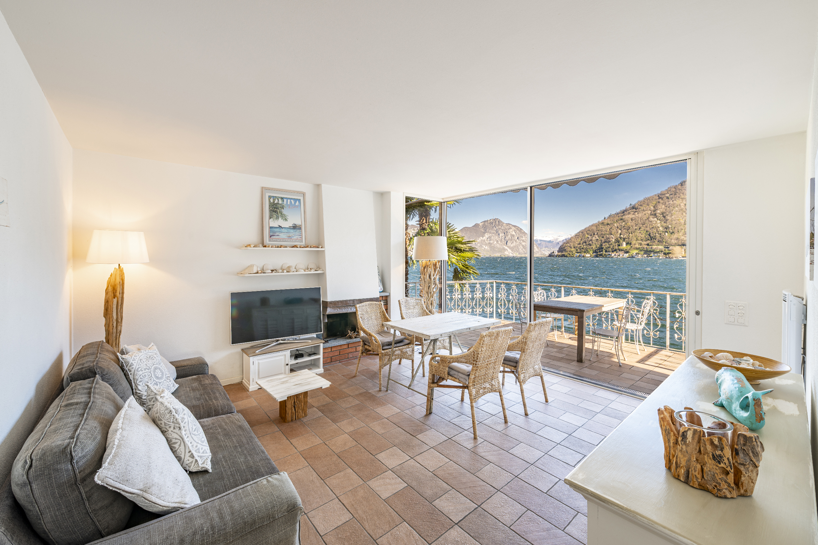 Wohnzimmer mit Seeblick und Terrasse