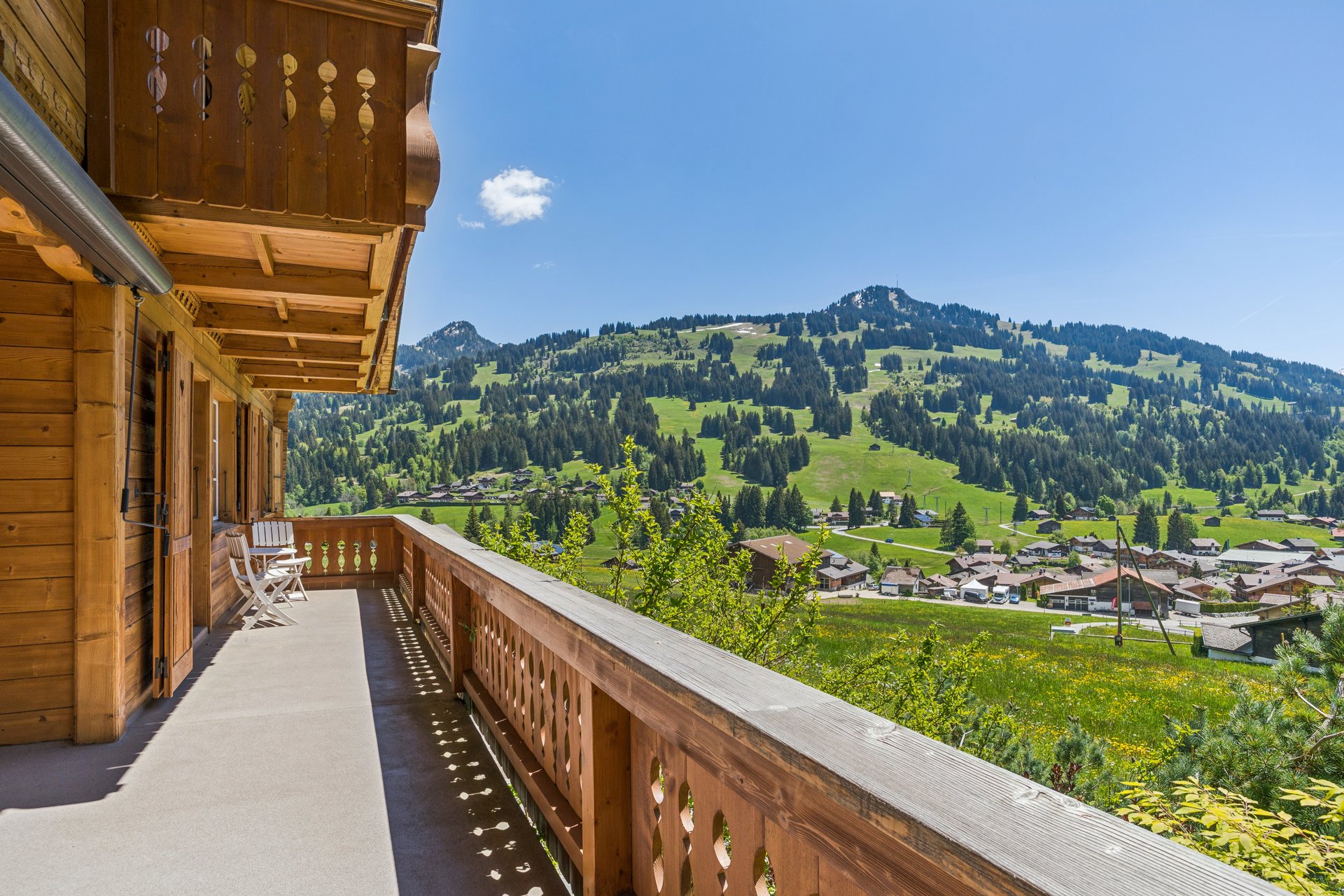 Balkon mit Bergpanorama