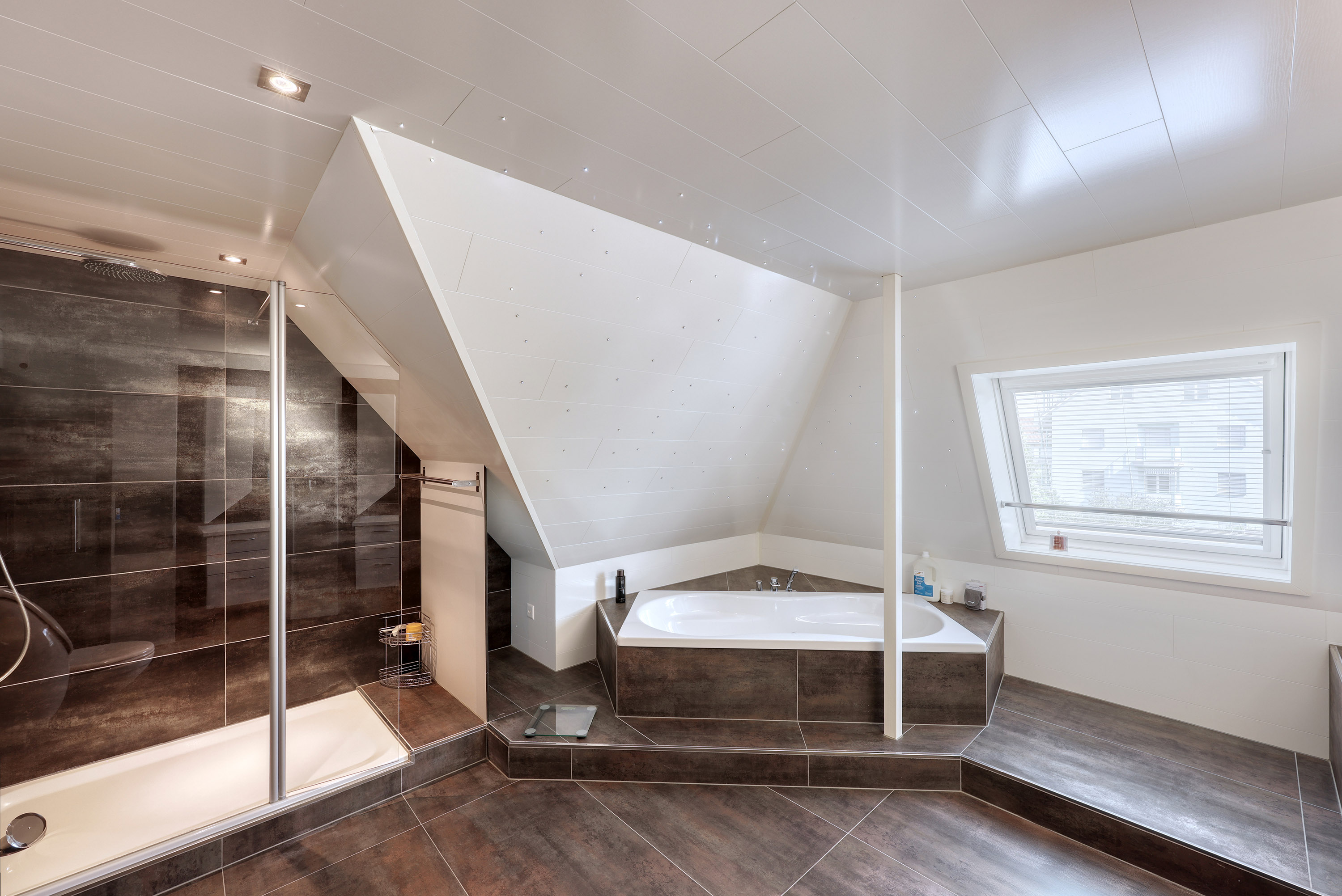 Modernes Badezimmer mit Dachschräge und Badewanne
