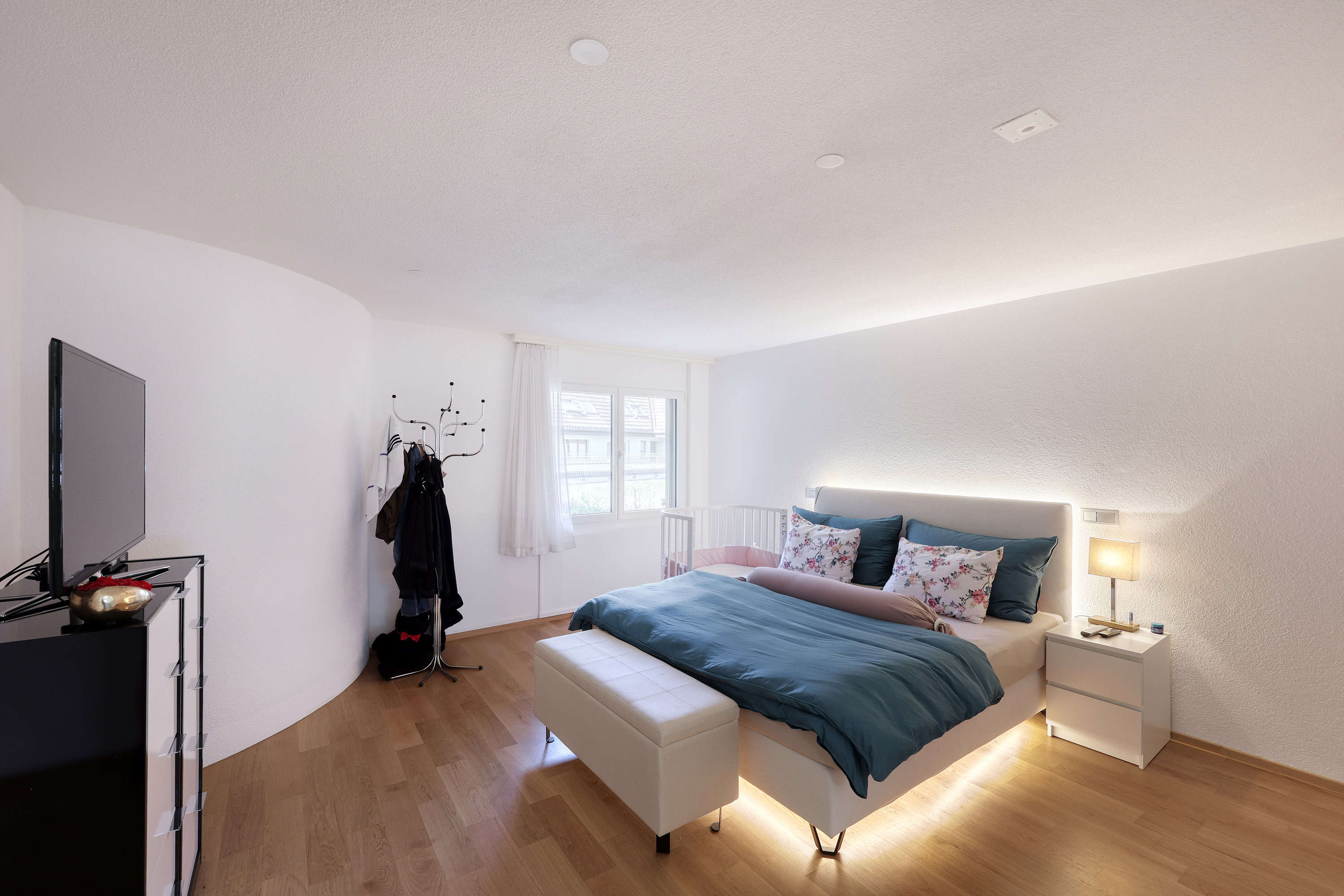 Helles, modernes Schlafzimmer mit Doppelbett