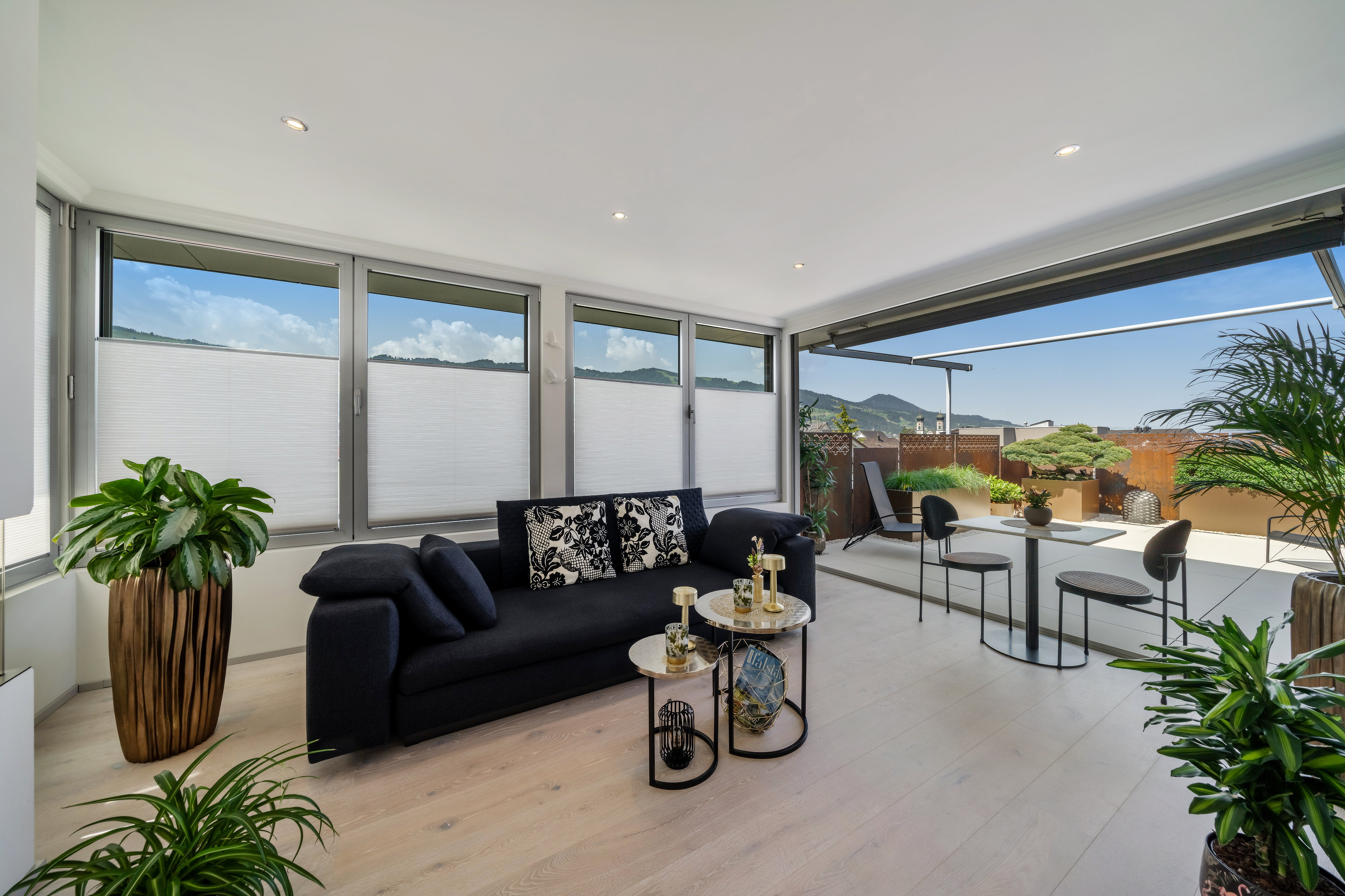 Heller Wohnraum mit Terrasse und Ausblick