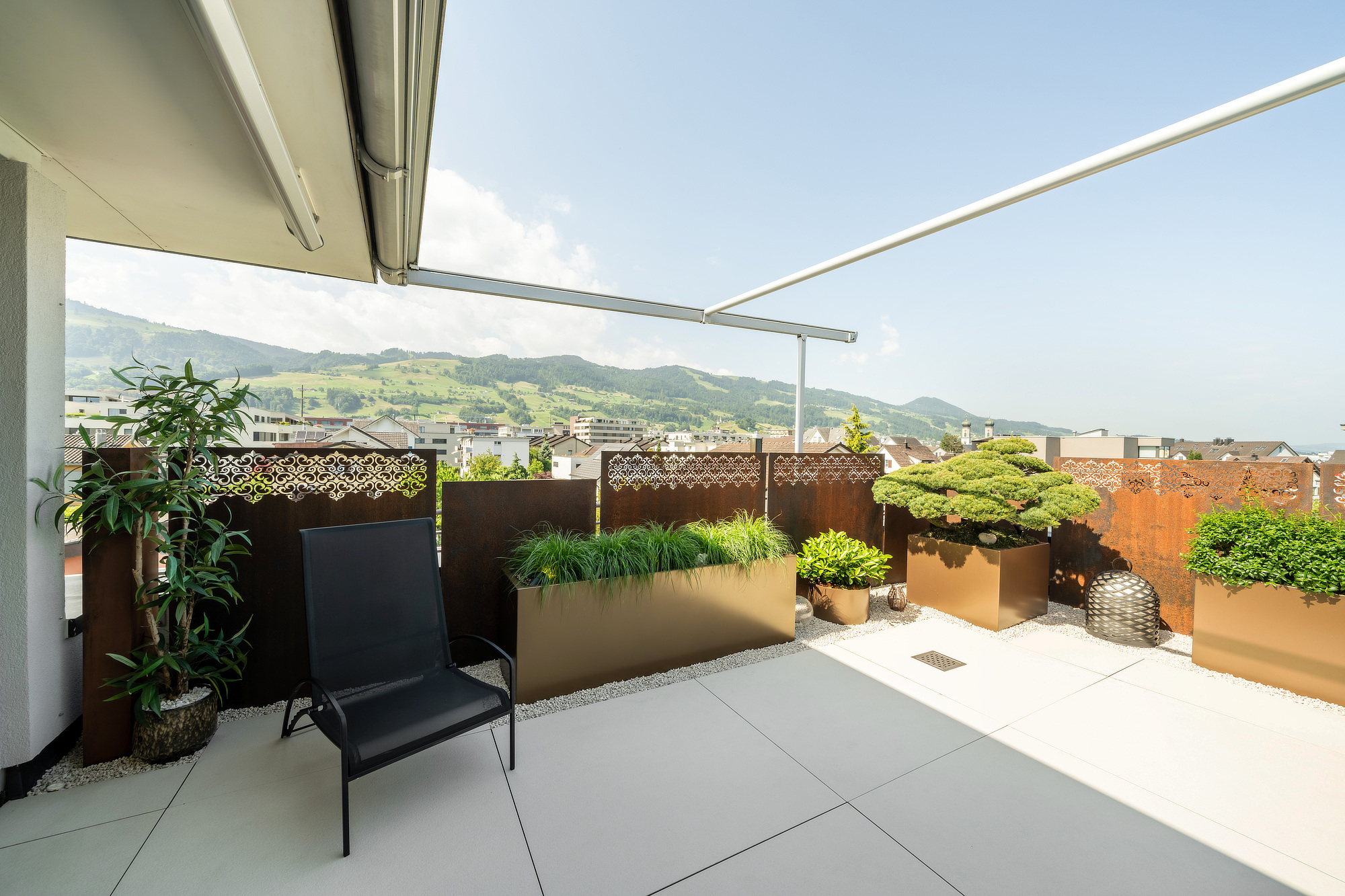 Großzügige Dachterrasse mit Bergblick