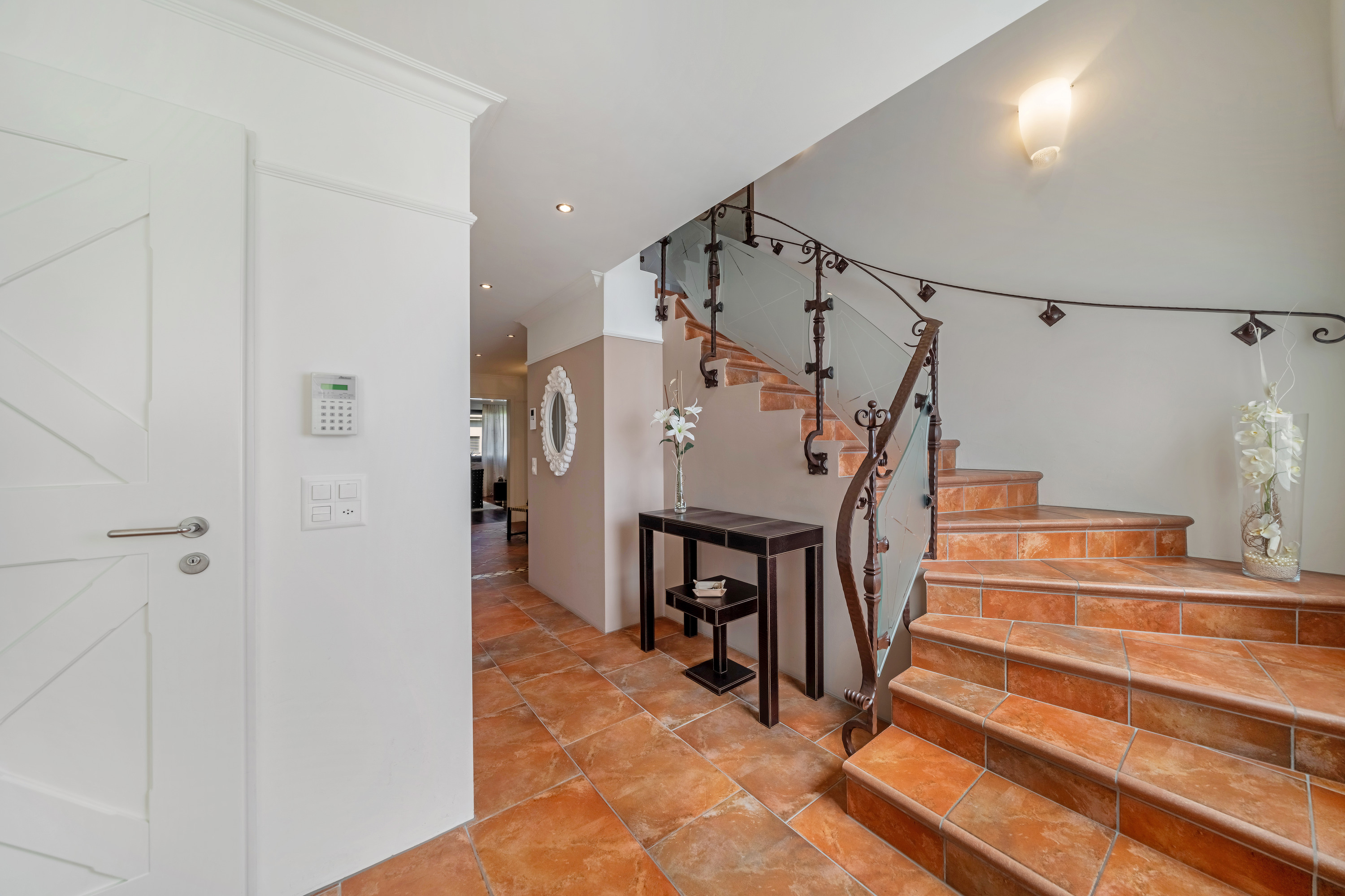 Eleganter Eingangsbereich mit Treppe