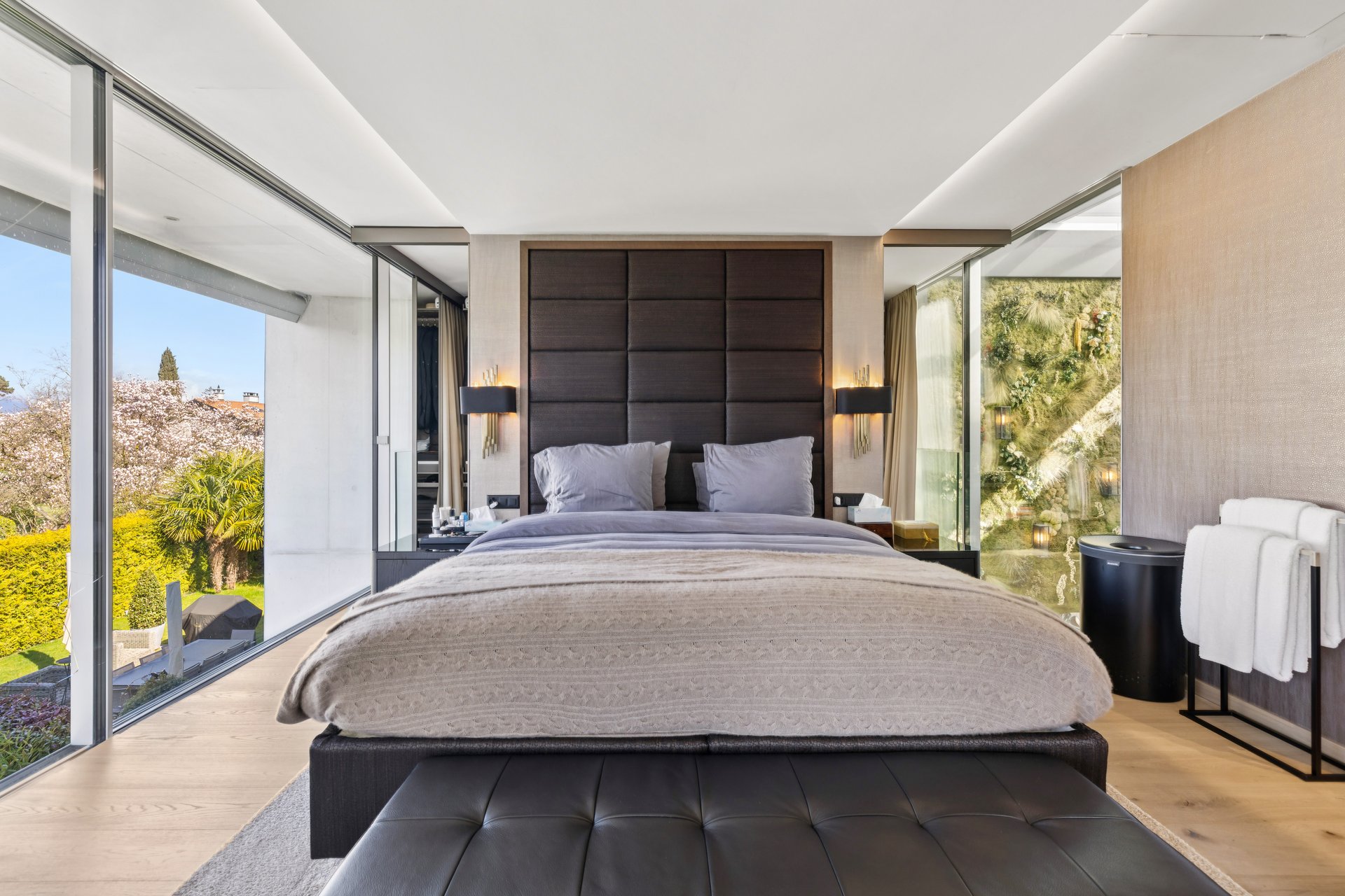 Modernes Schlafzimmer mit Panorama-Glasfront