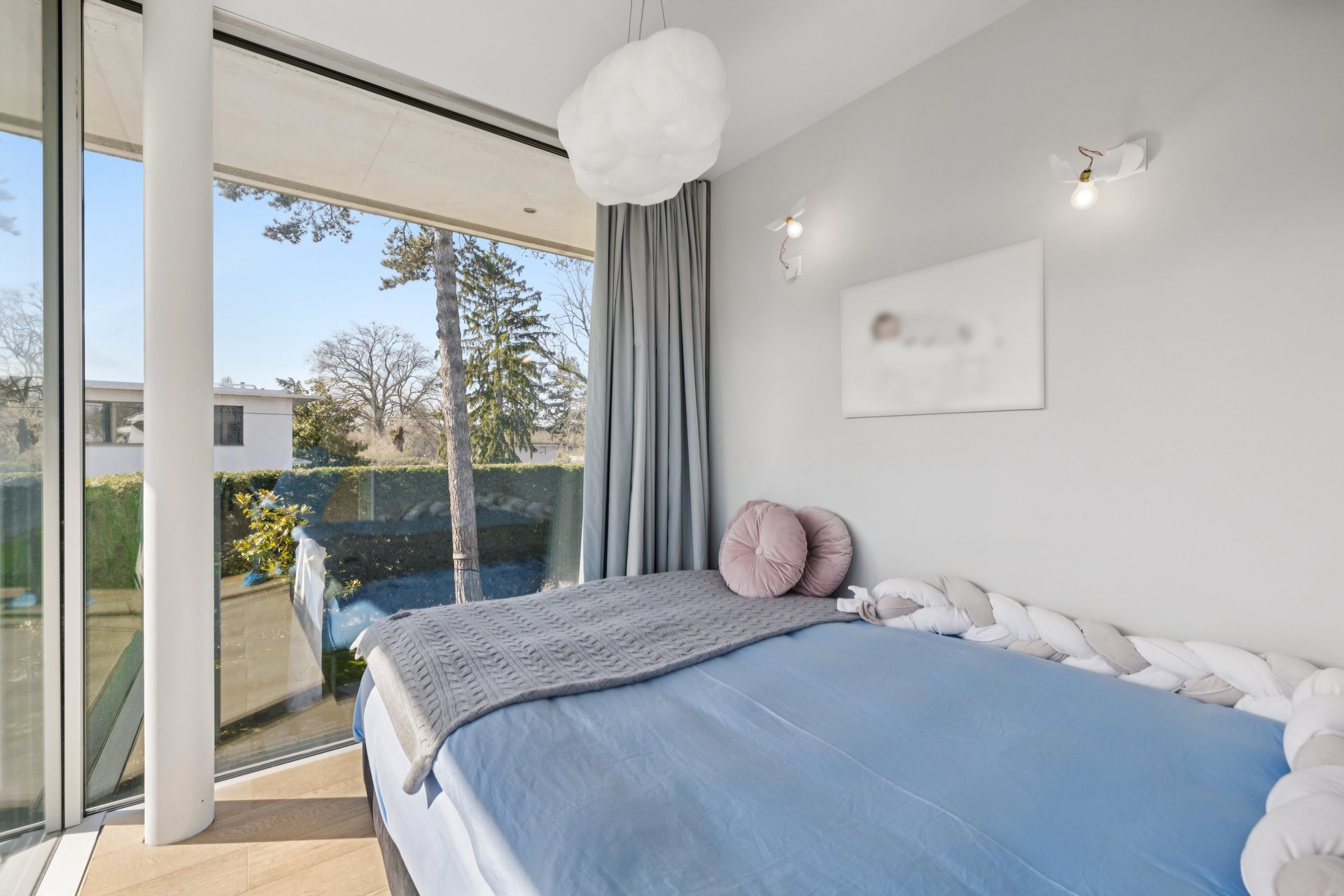 Helles Schlafzimmer mit großem Fenster