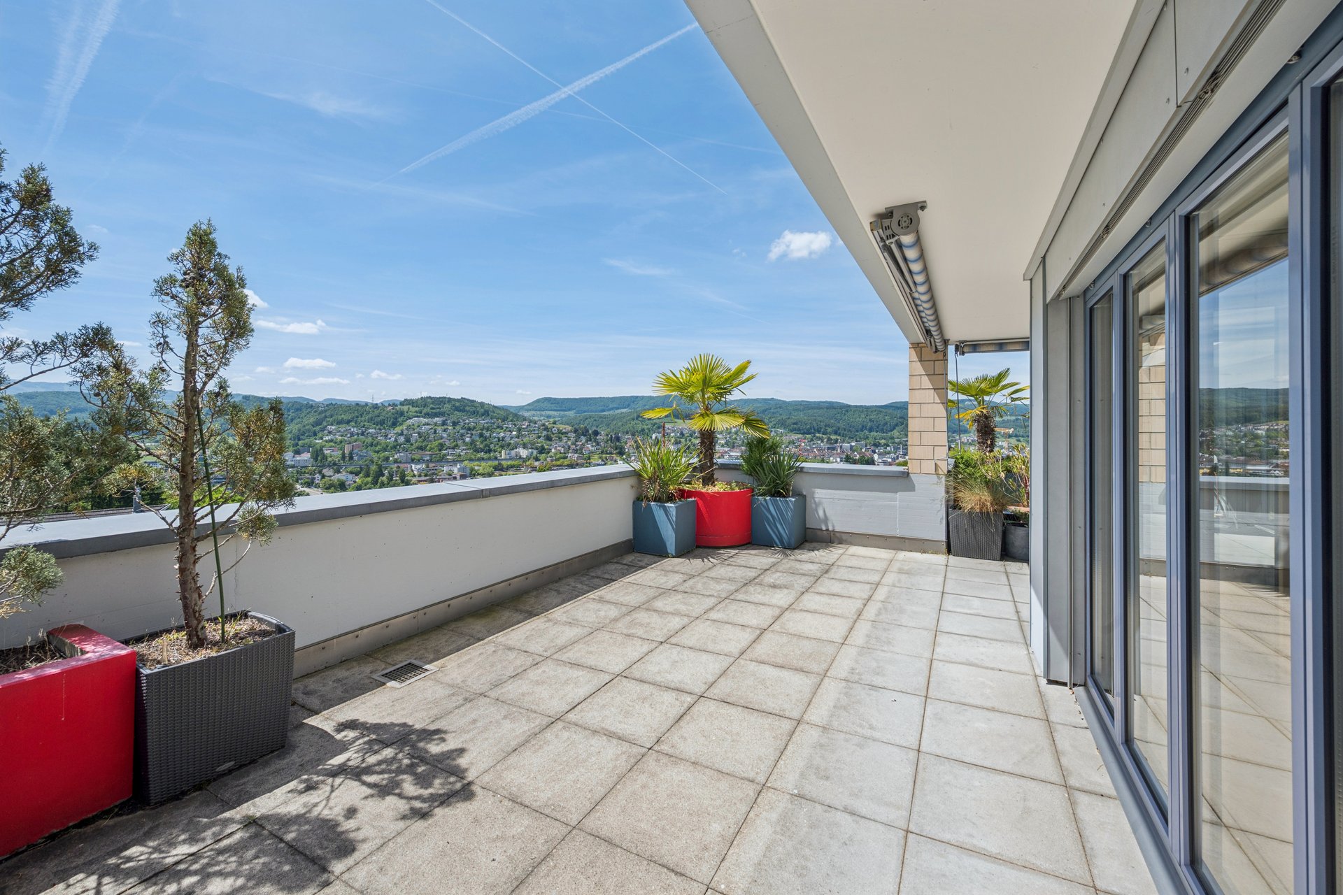 Große Dachterrasse mit Panoramablick