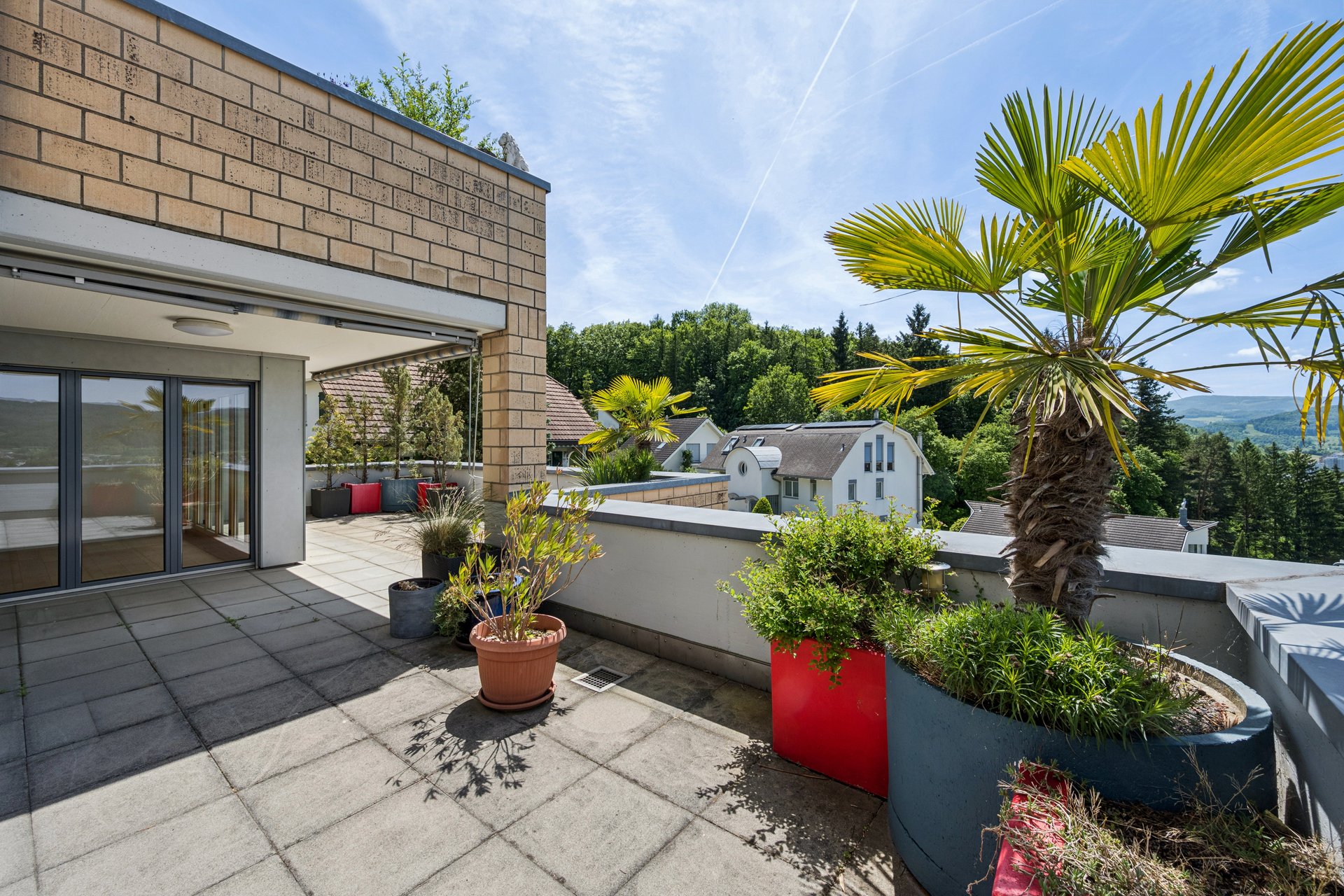 Dachterrasse mit Bergblick und tropischen Pflanzen