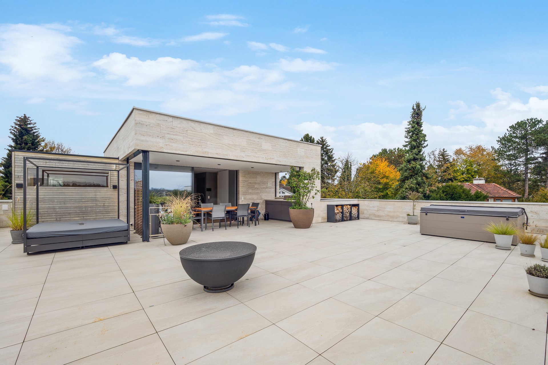 Moderne Dachterrasse mit Lounge und Grillbereich