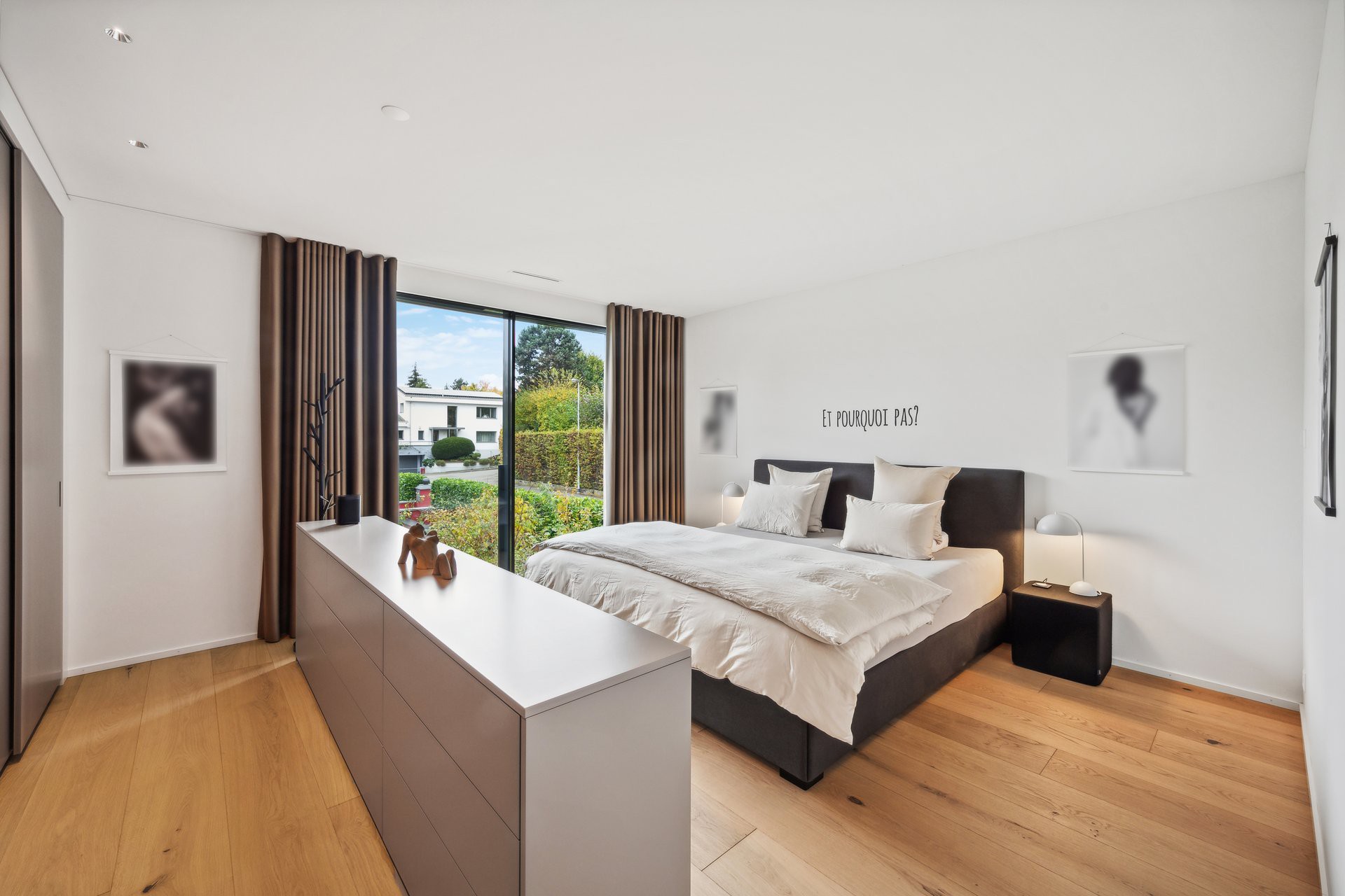 Modernes Schlafzimmer mit großen Fenstern