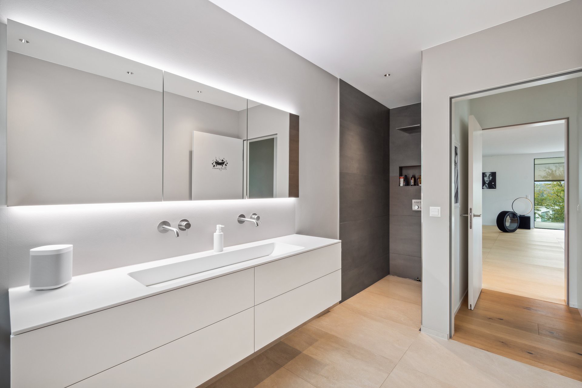 Modernes Badezimmer mit beleuchtetem Doppelwaschtisch