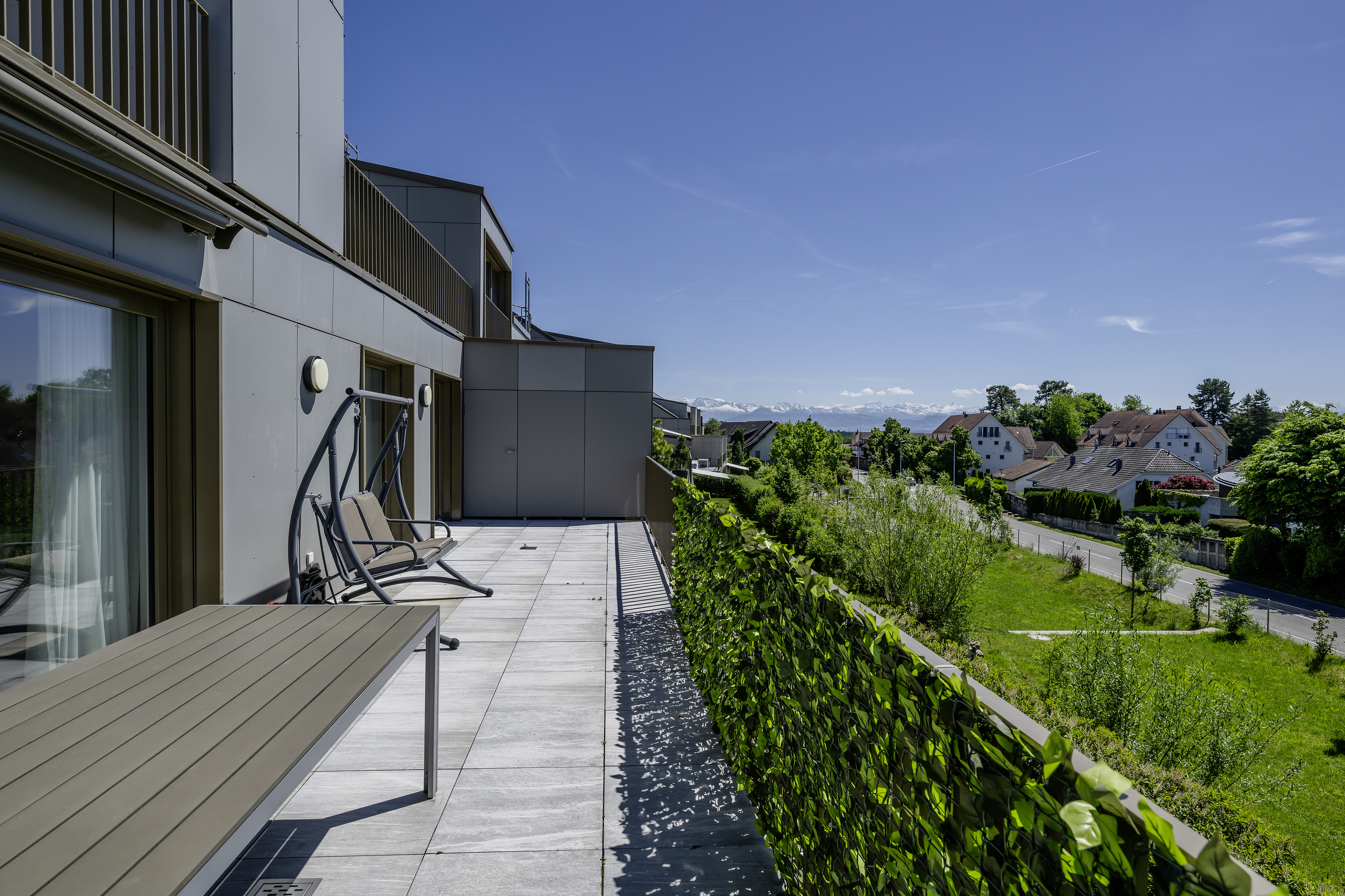 Moderne Balkonterrasse mit Bergblick