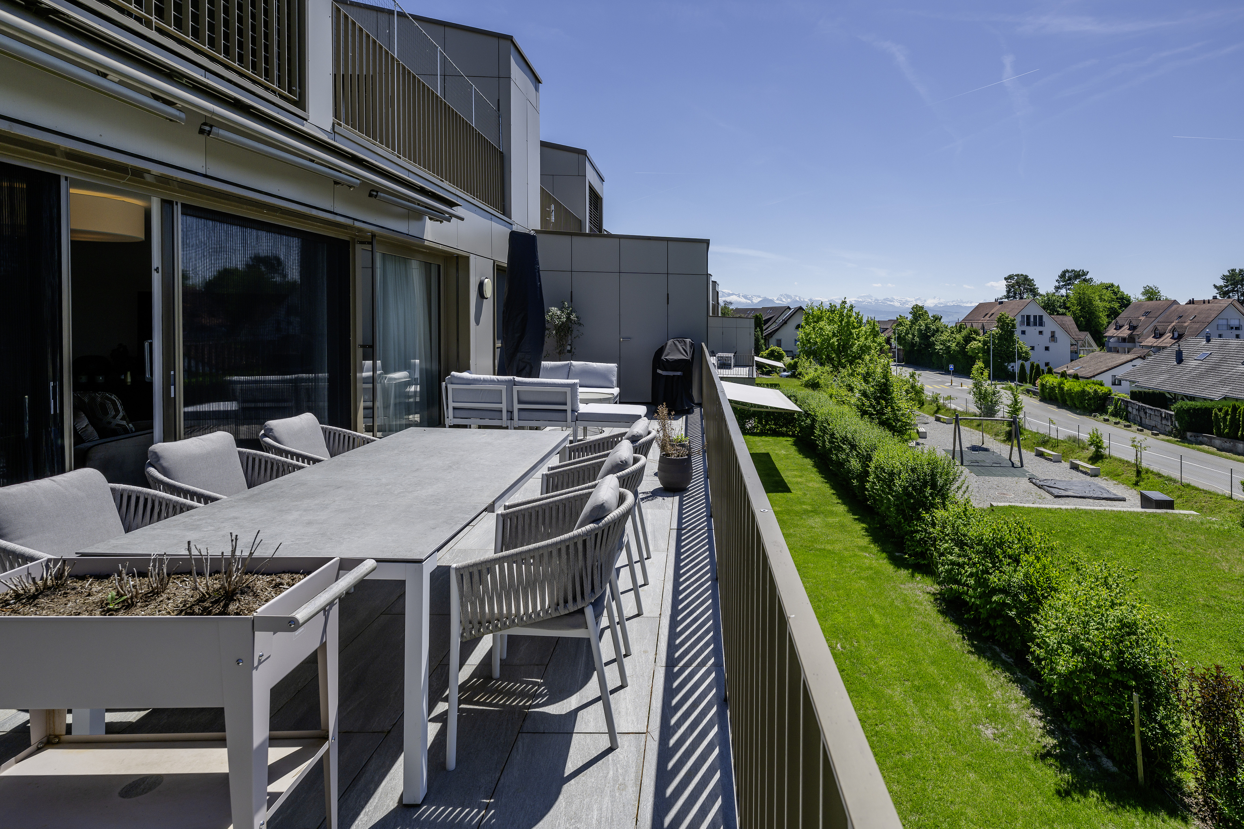 Moderne Balkonterrasse mit Ausblick