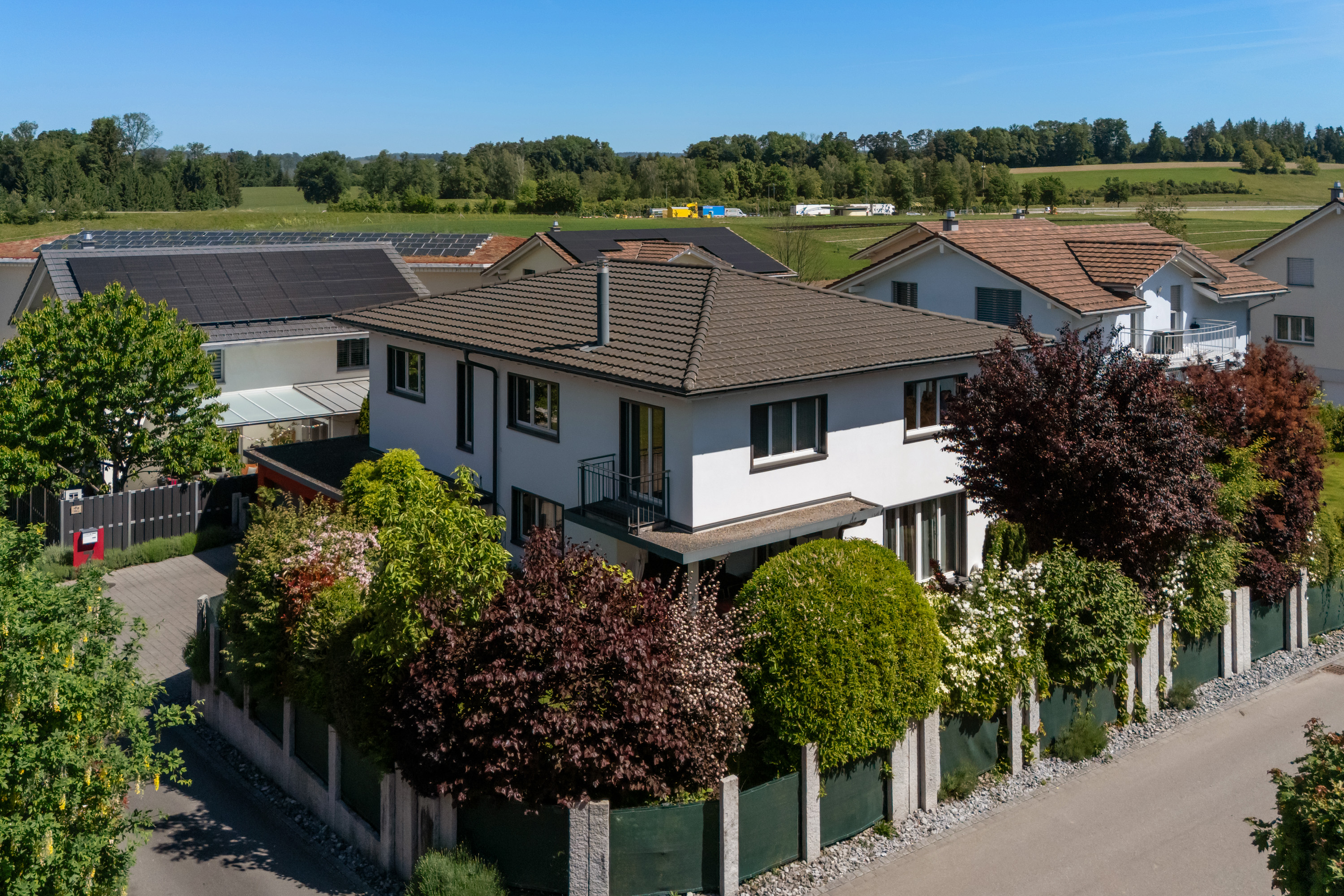 Luftaufnahme eines Wohngebiets mit Einfamilienhäusern