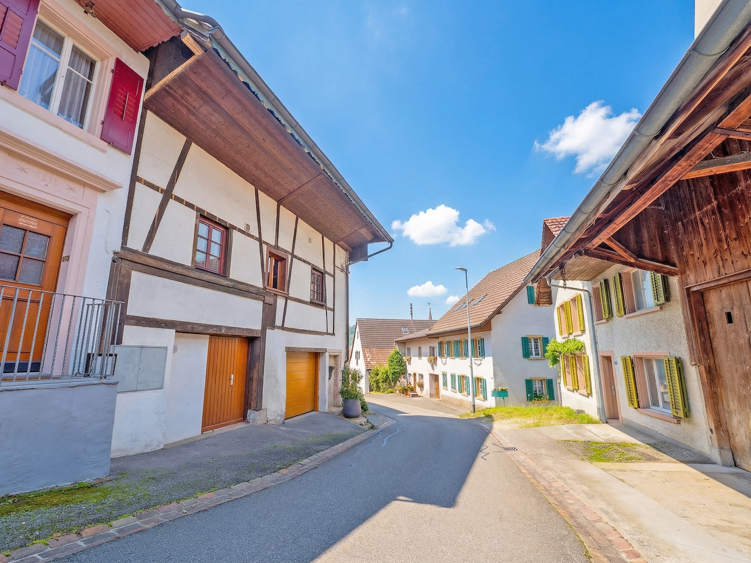Dorfstraße mit historischen Häusern