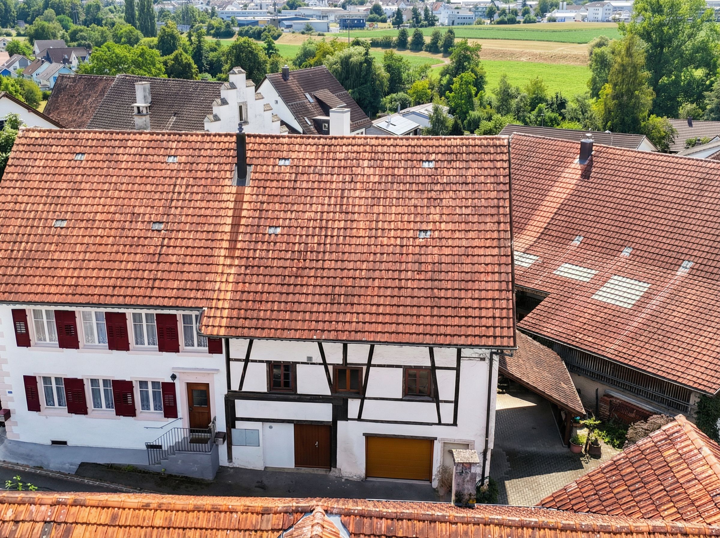 Dachansicht eines ländlichen Wohngebäudes