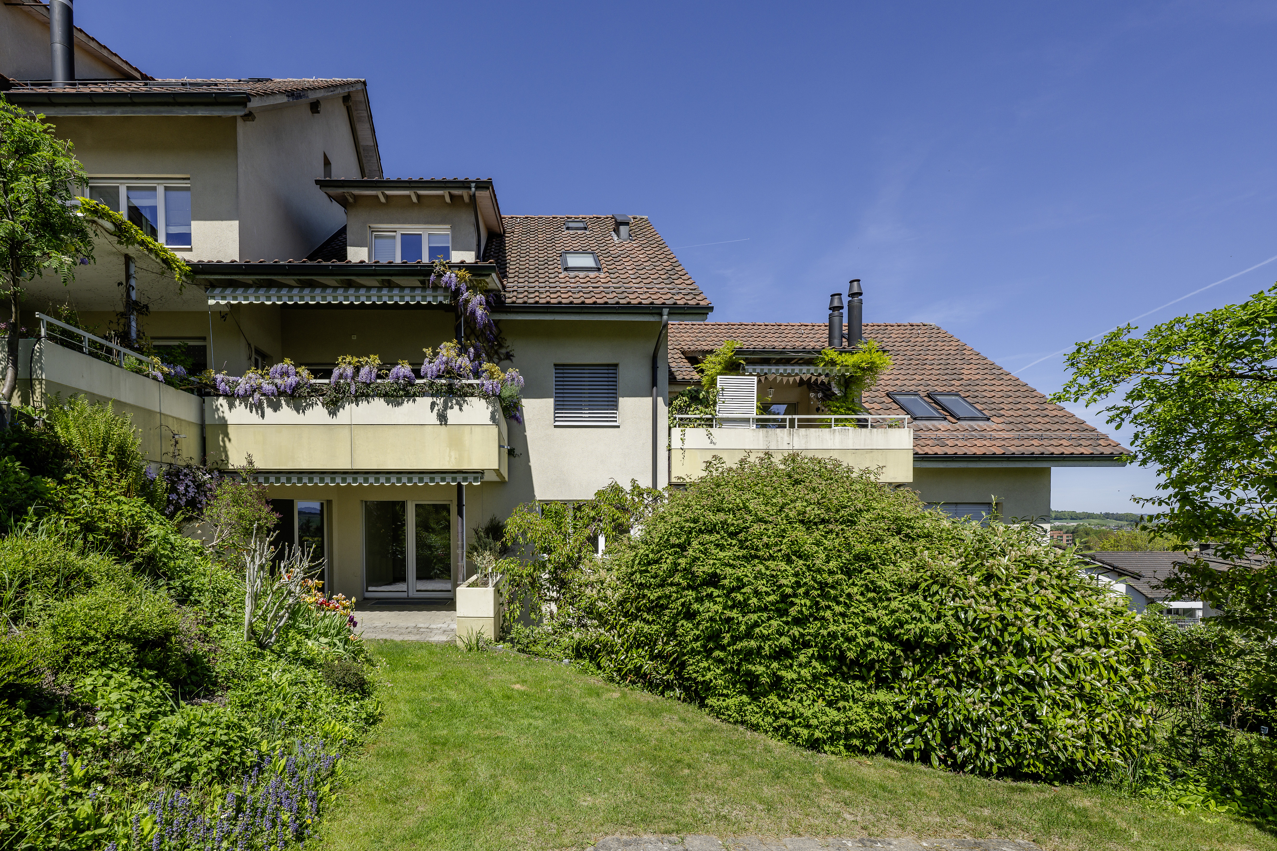 Wohnhaus mit Garten und Balkonen