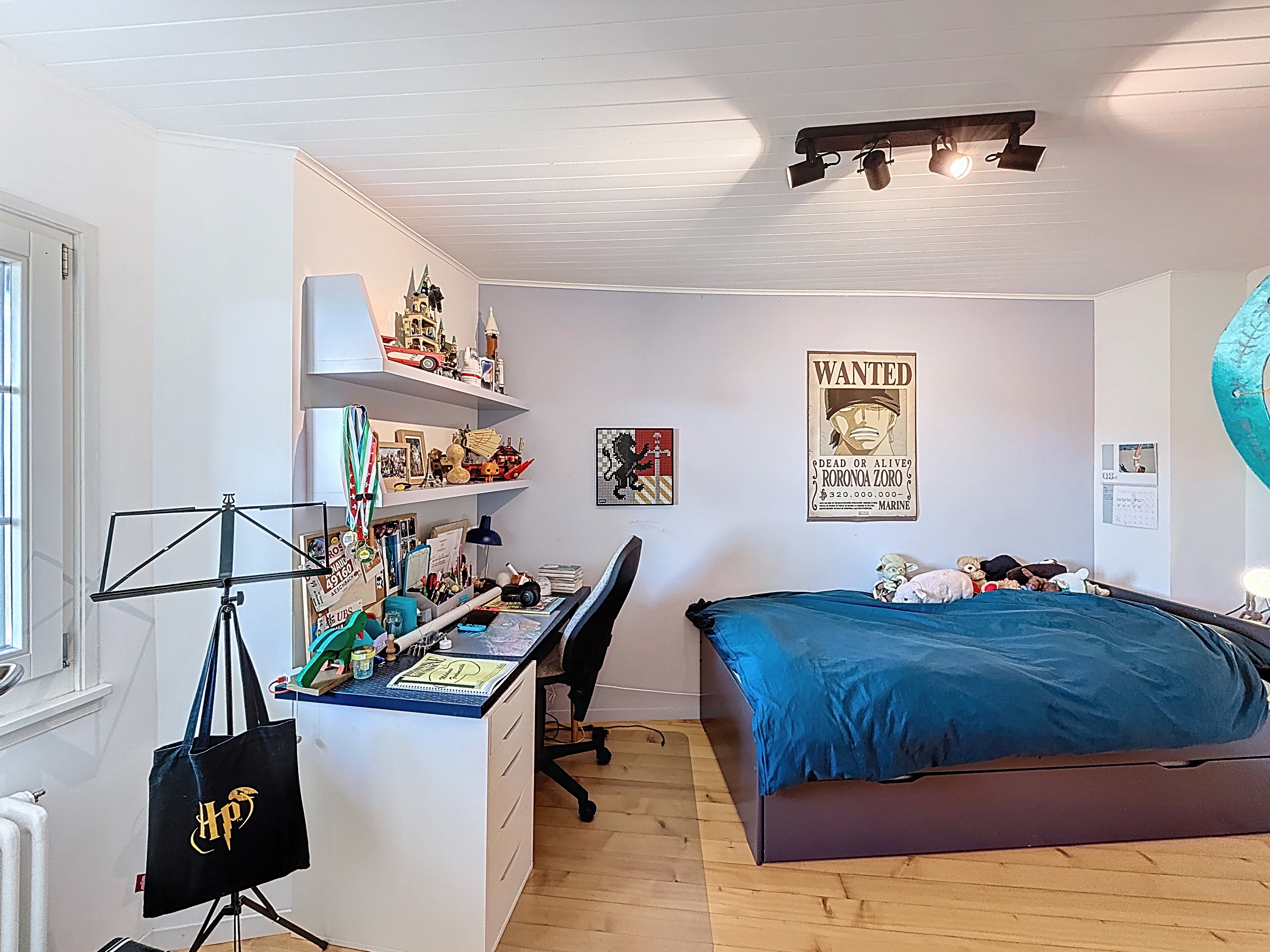 Jugendzimmer mit Bett und Schreibtisch